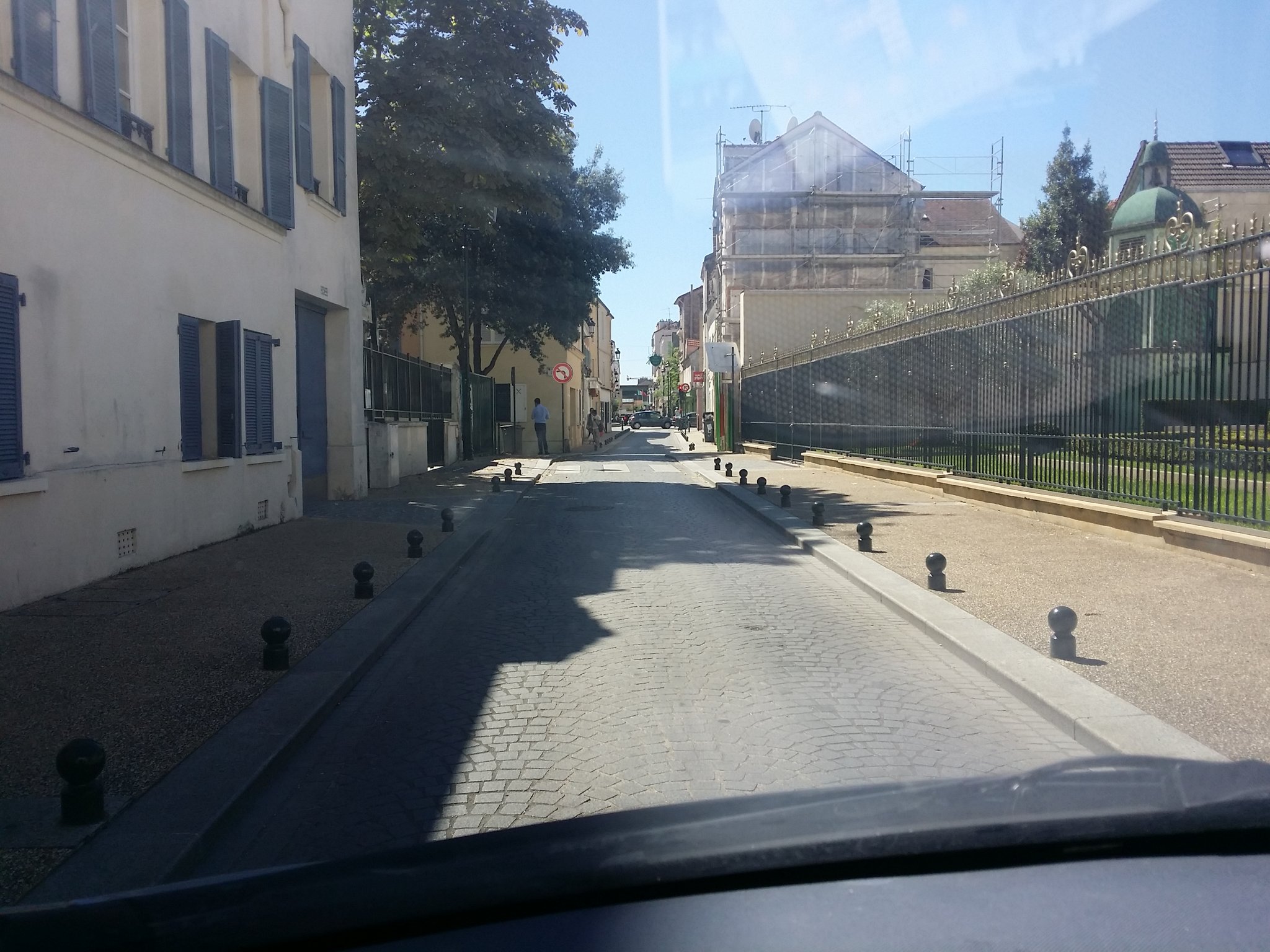 Puteaux 92800 obstacles bas sur cheminement hauteur inférieure à 50 cm = danger