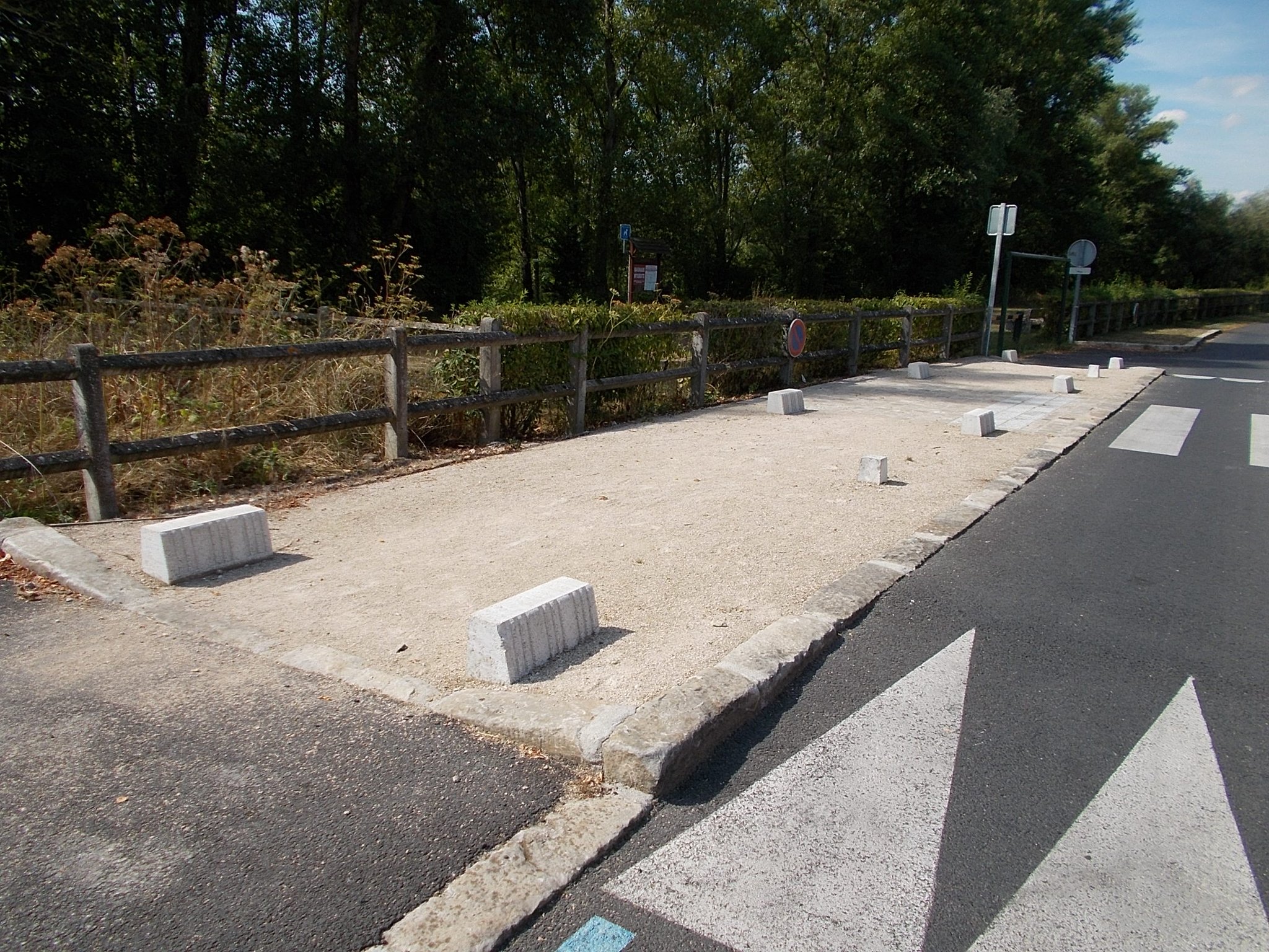 Samoreau 77210 obstacles bas sur cheminement hauteur inférieure à 50 cm = danger