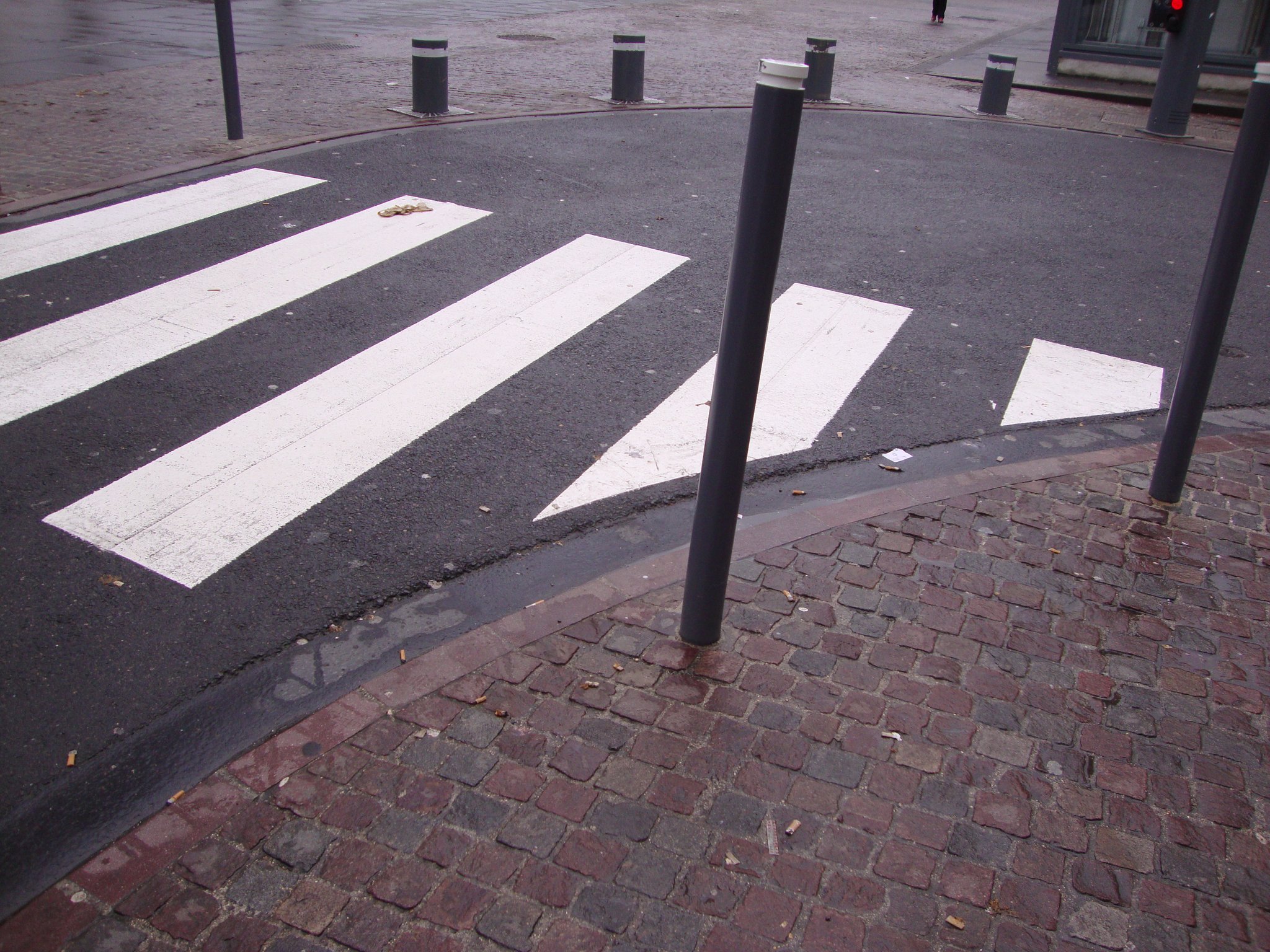 Malakoff 92240 obstacles bas sur cheminement hauteur inférieure à 50 cm = danger et absence de BEV à 50 cm du fil d'eau
