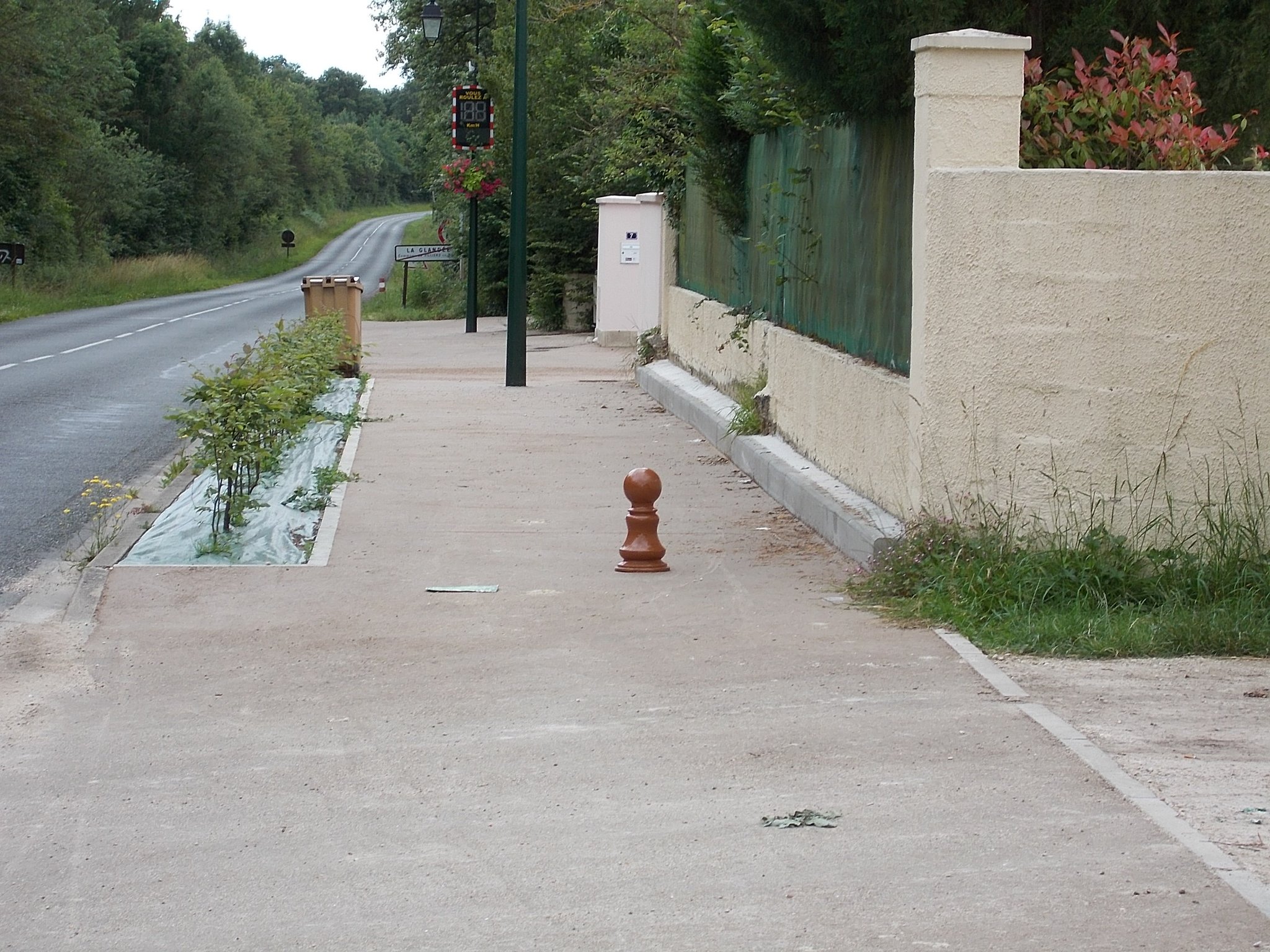 Villiers en bière 77190 obstacles bas sur cheminement hauteur inférieure à 50 cm = danger