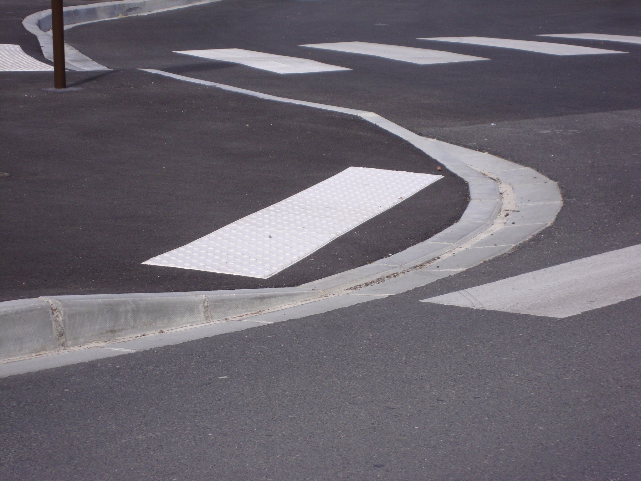 Châteauneuf sur Loire 45110 BEV mal positionnée, elle doit suivre le fil d'au à 50 cm