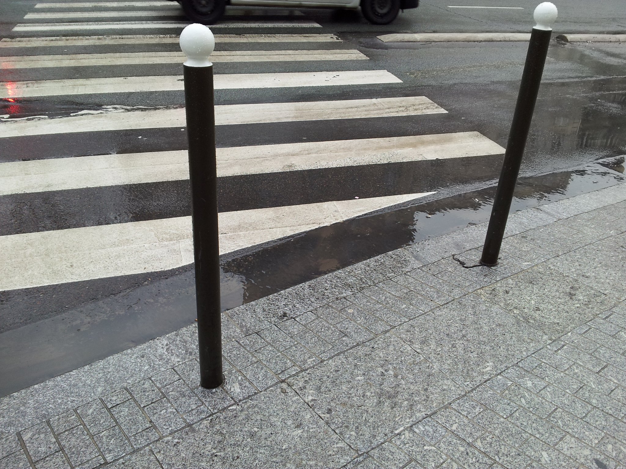 Boulogne Billancourt 92100 Absence de bande d'éveil et de vigilance au droit d'un passage piéton
