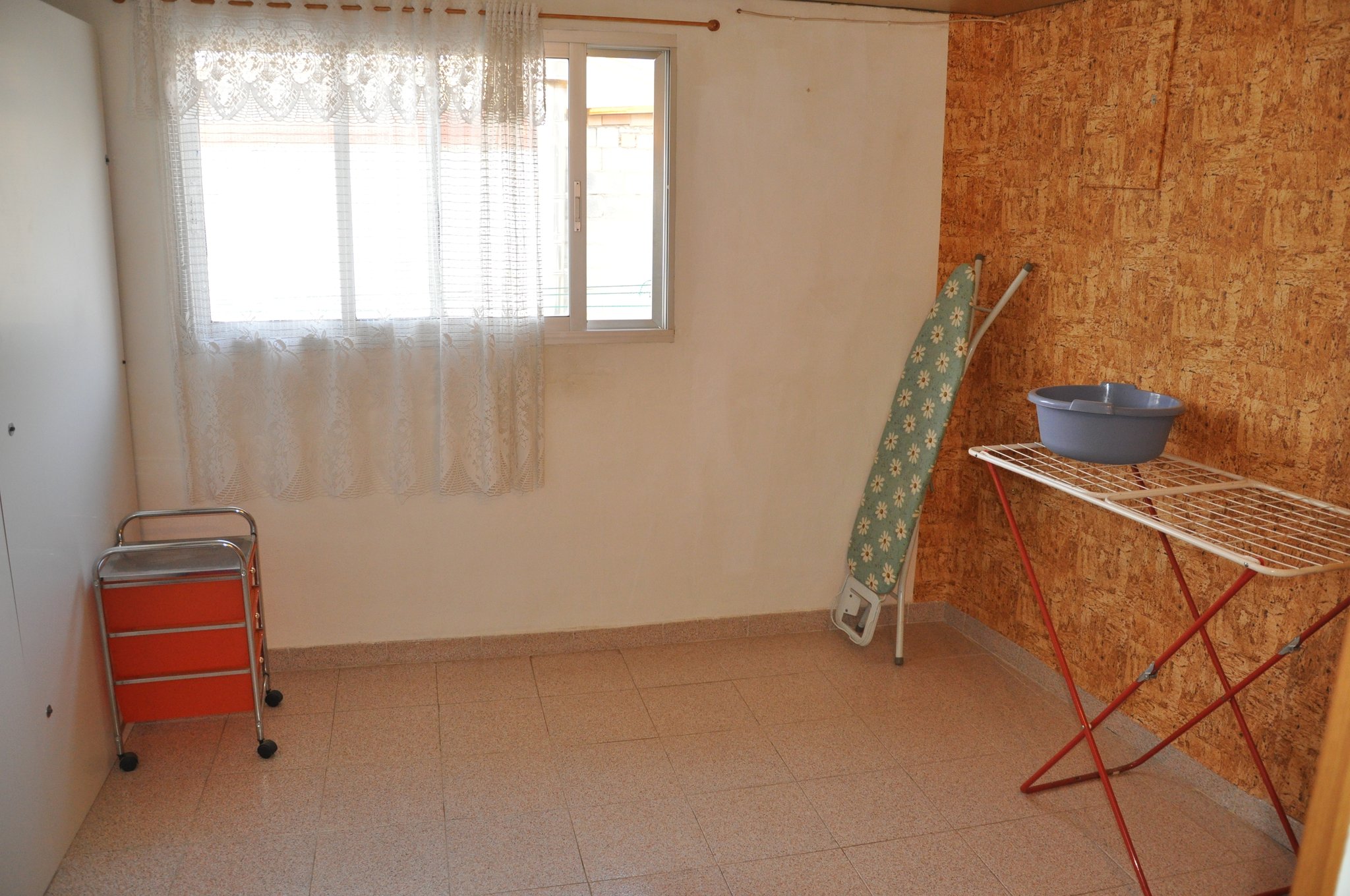 Cellier bien pratique, intégré à la cuisine