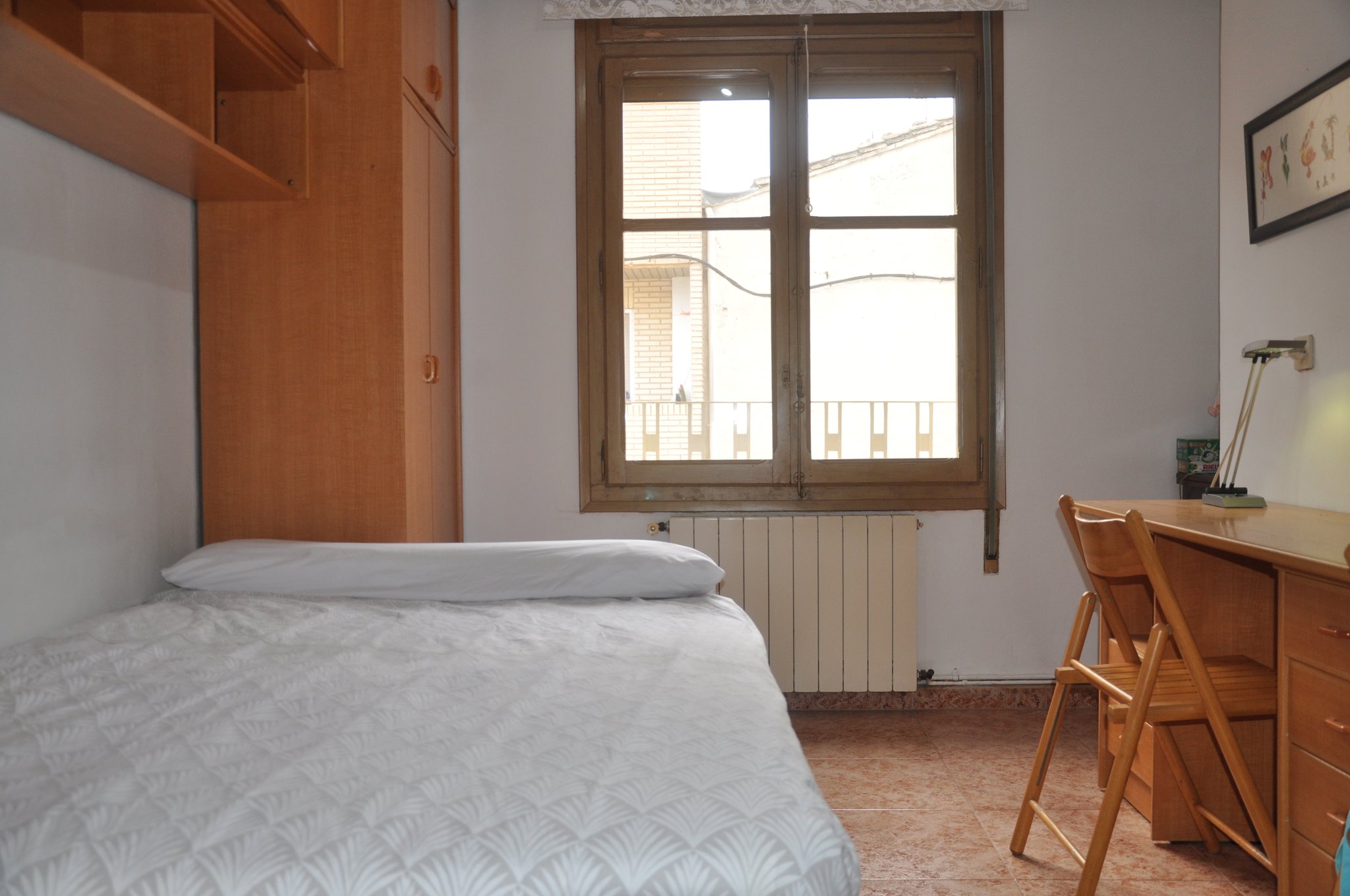 Chambres lumineuses et spacieuses avec grand lit