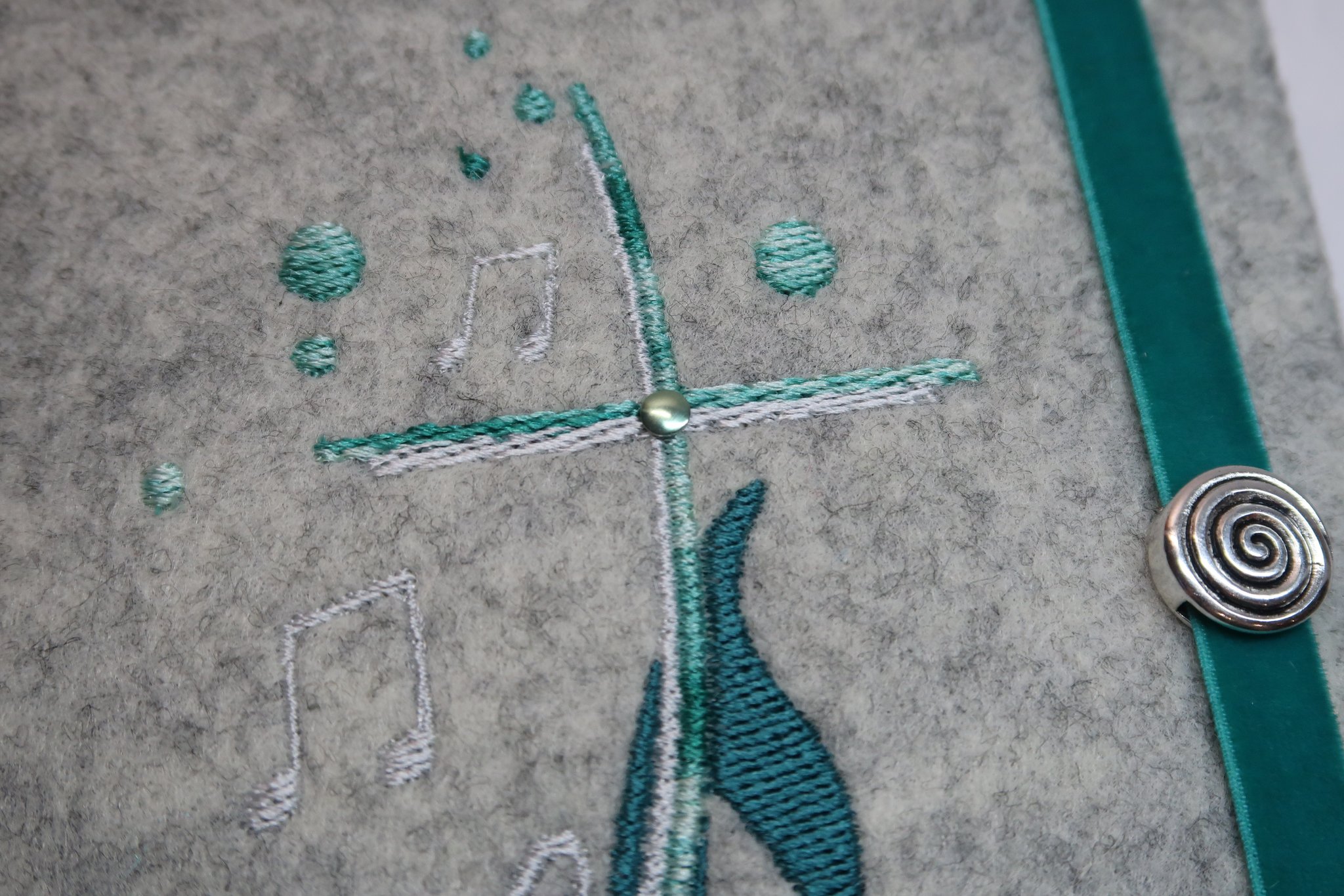 "Du bist ein Ton in Gottes Melodie" (wie anfangs beschrieben) in Variante c: mit der Option mintfarbenes Metallplättchen im Kreuz 