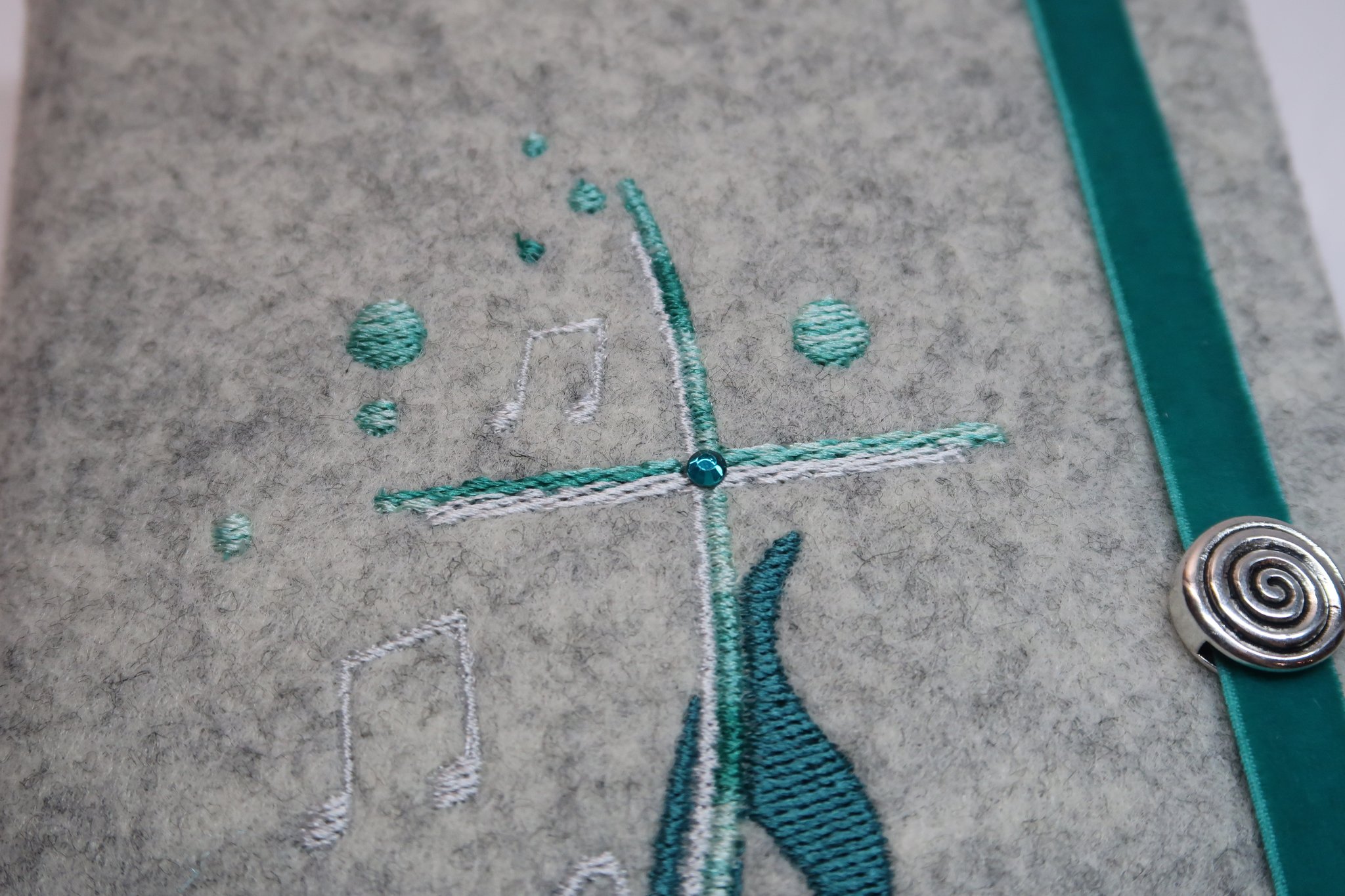 "Du bist ein Ton in Gottes Melodie" (wie anfangs beschrieben) in Variante b: mit der Option smaragdfarbener Strassstein im Kreuz