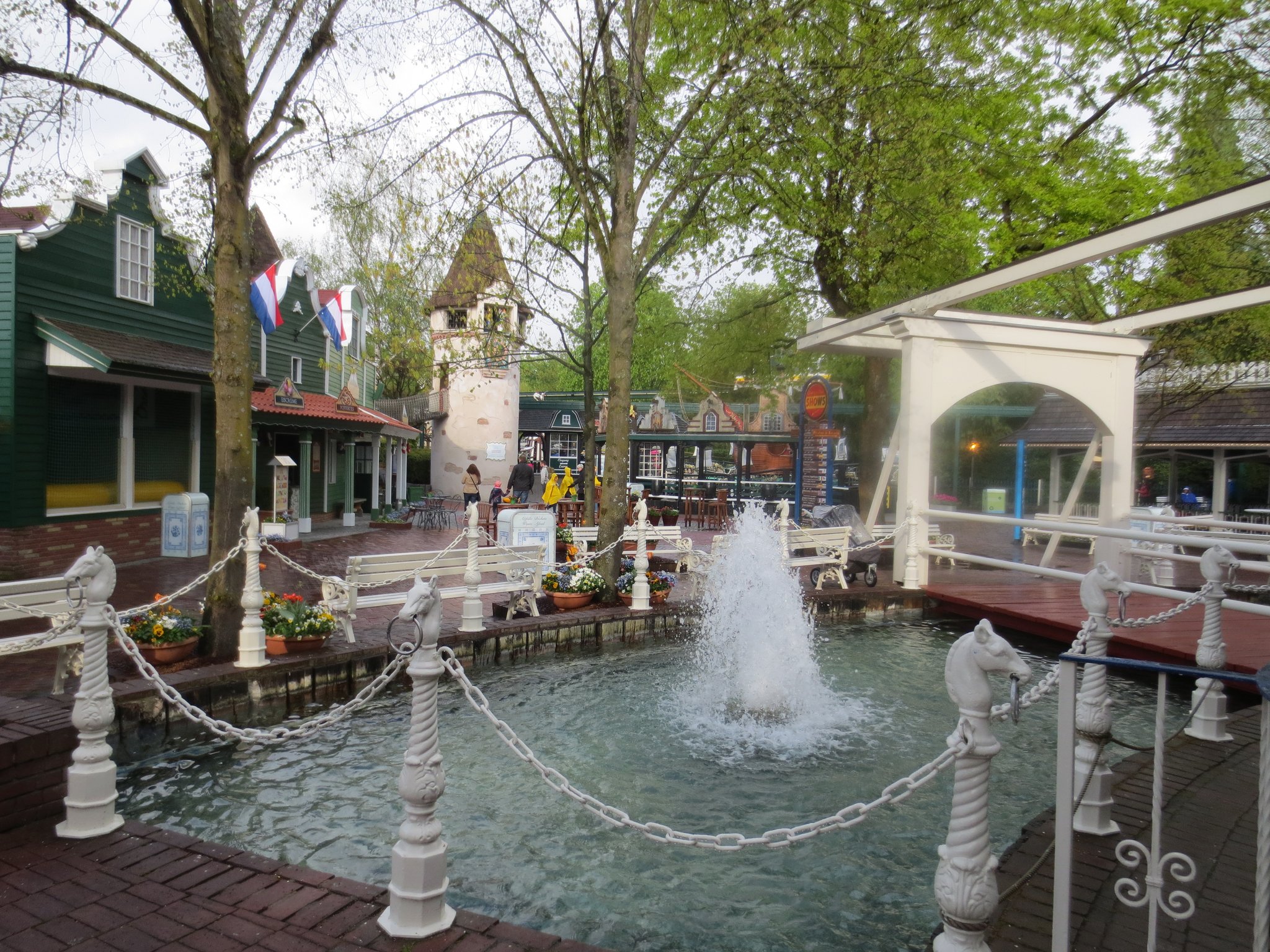 Im holländischen Themenbezirk: Für eine genüssliche Auszeit lohnt sich ein Zwischenhalt im einladenden Molencafé und dem Friethuys: Landestypische Snacks, wie frisch gebackene Mini-Pfannkuchen, kurz: „Poffertjes“, und extra-dicke „Friets van Holland“