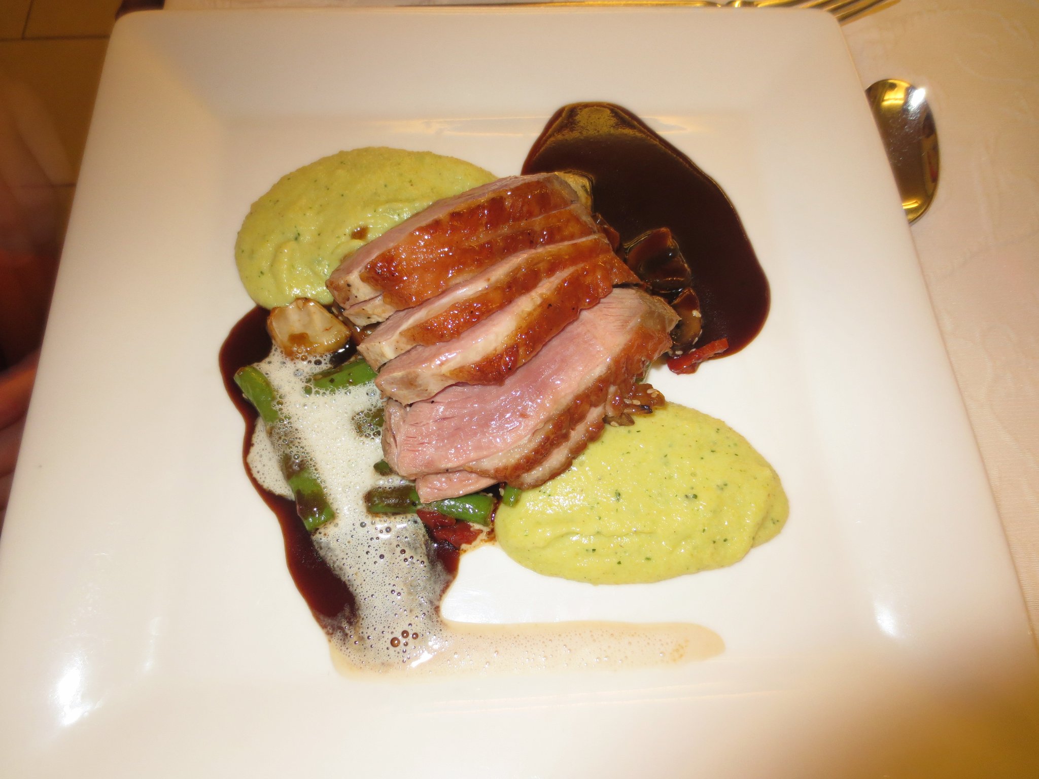 Mehrgangmenu im Hotel Restaurant Heckenrose: Im Bild "Hoi Sin Entenbrust-Frühlingsgemüse-Bärlauchpolenta"