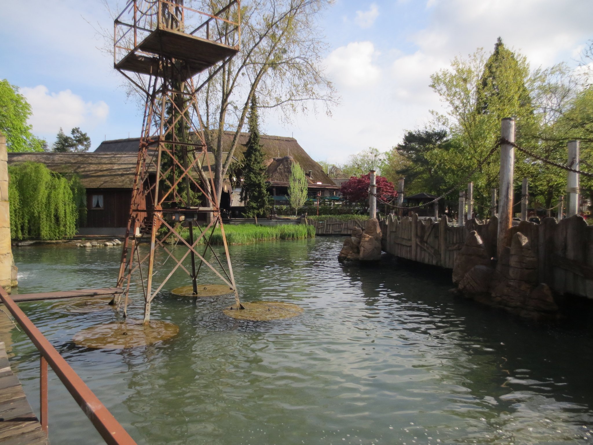 Hinter der Tiroler Wildwasserbahn; in der 1975 erbauten Panoramabahn durch den Park (erleben der Parkwelt im Bummelzug)