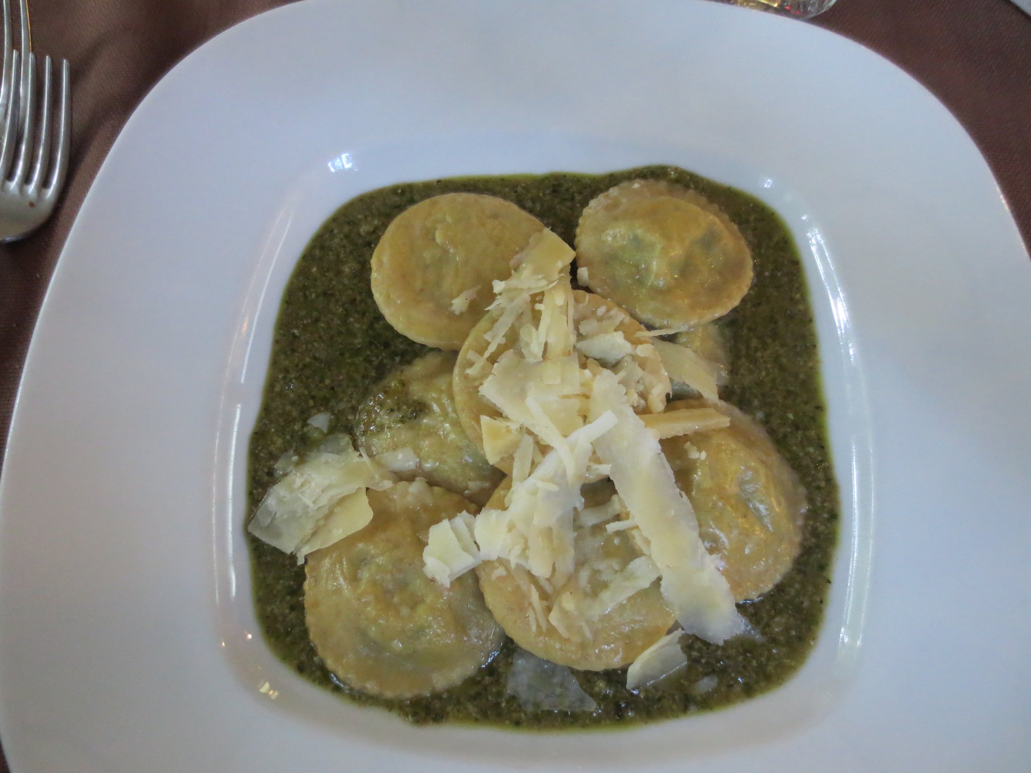 Ravioletti di Borragine e Raviggiolo su pesto di basilico.., auf kulinarischer Erkundung in Chitignano (Osteria Panta Rei; vom Essen hier waren wir aber alles andere als begeistert)