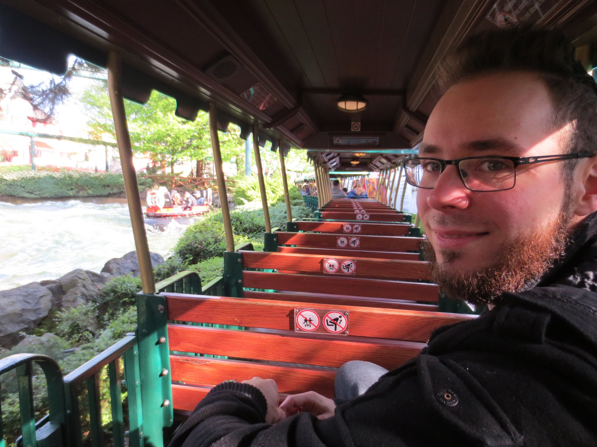 In der 1975 erbauten Panoramabahn durch den Park (erleben der Parkwelt im Bummelzug)