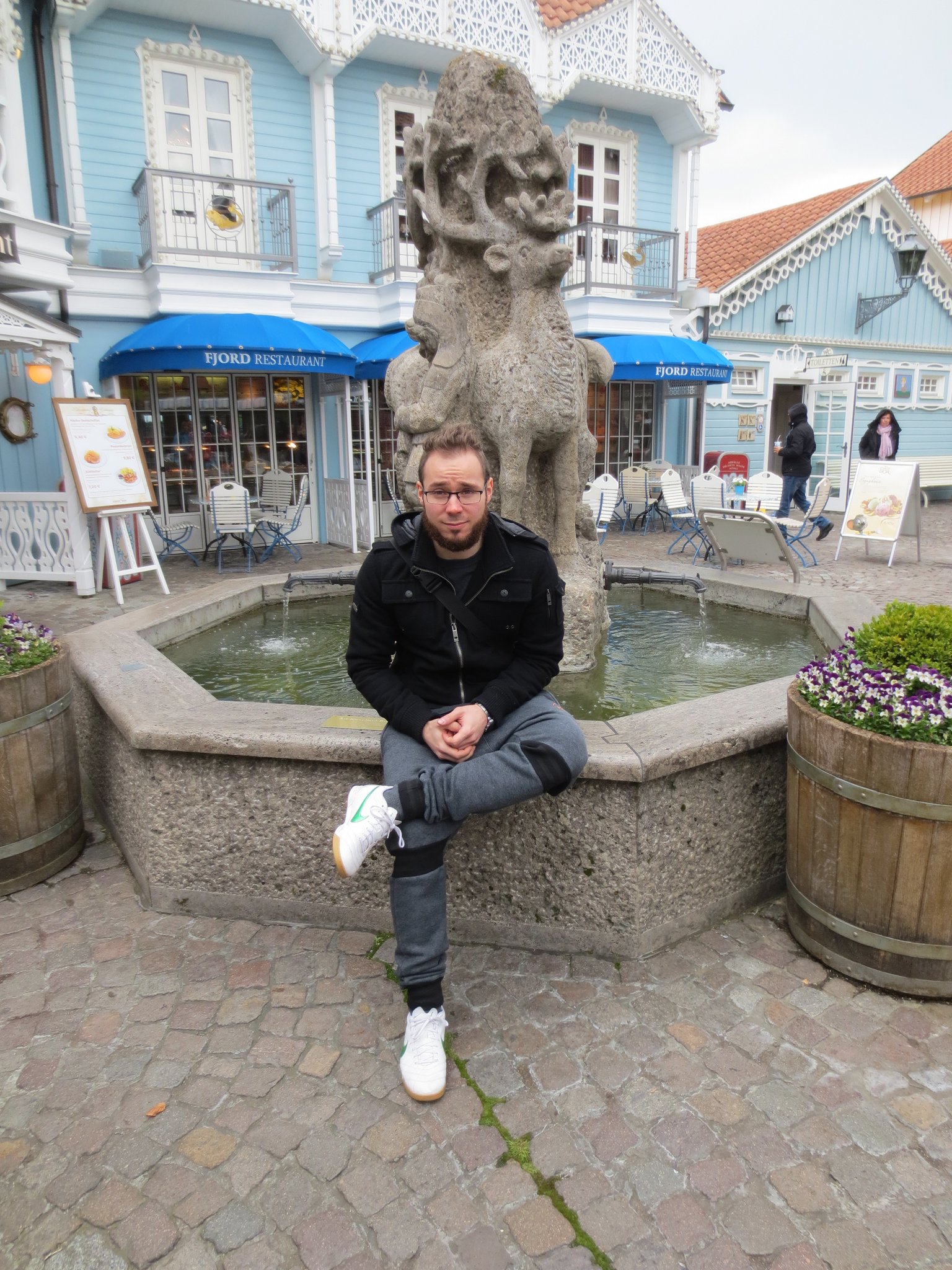 Im skandinavischen Themenbezirk: Herrlich, der Blick auf die farbenfrohen Holzhäuser am tosenden Wildbach und..., auf Giorgio sitzend auf dem Brunnenrand