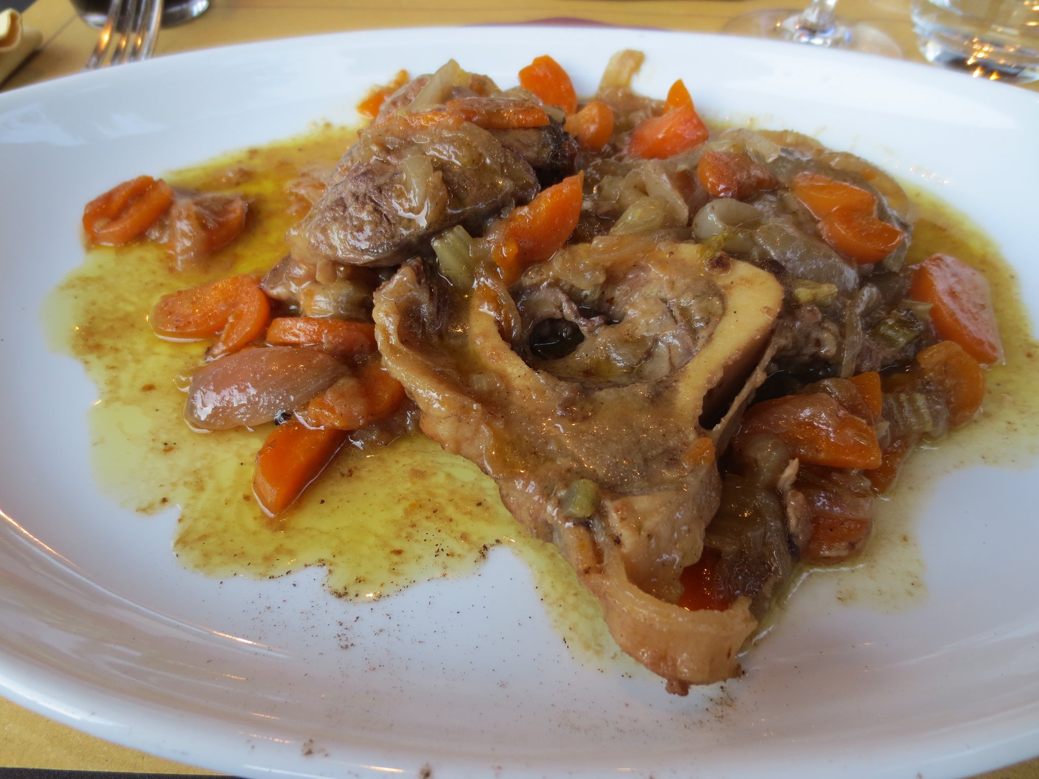 Ossobuco alla fiorentina.., auf kulinarischer Erkundung in Rassina (Osteria il Toscano, Via Vittorio Emanuele 61, Castel Focognano, Rassina/AR; von den Gerichten waren wir nur teilweise begeistert)