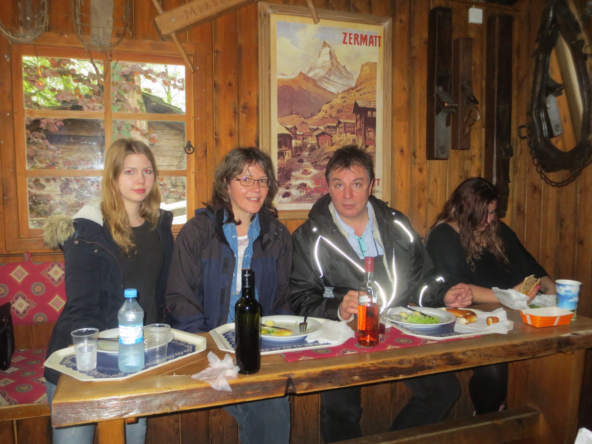 Mittagessen und geselliges Beisammensein in einer der Walliser Stuben mit Raclette..., was sonst!