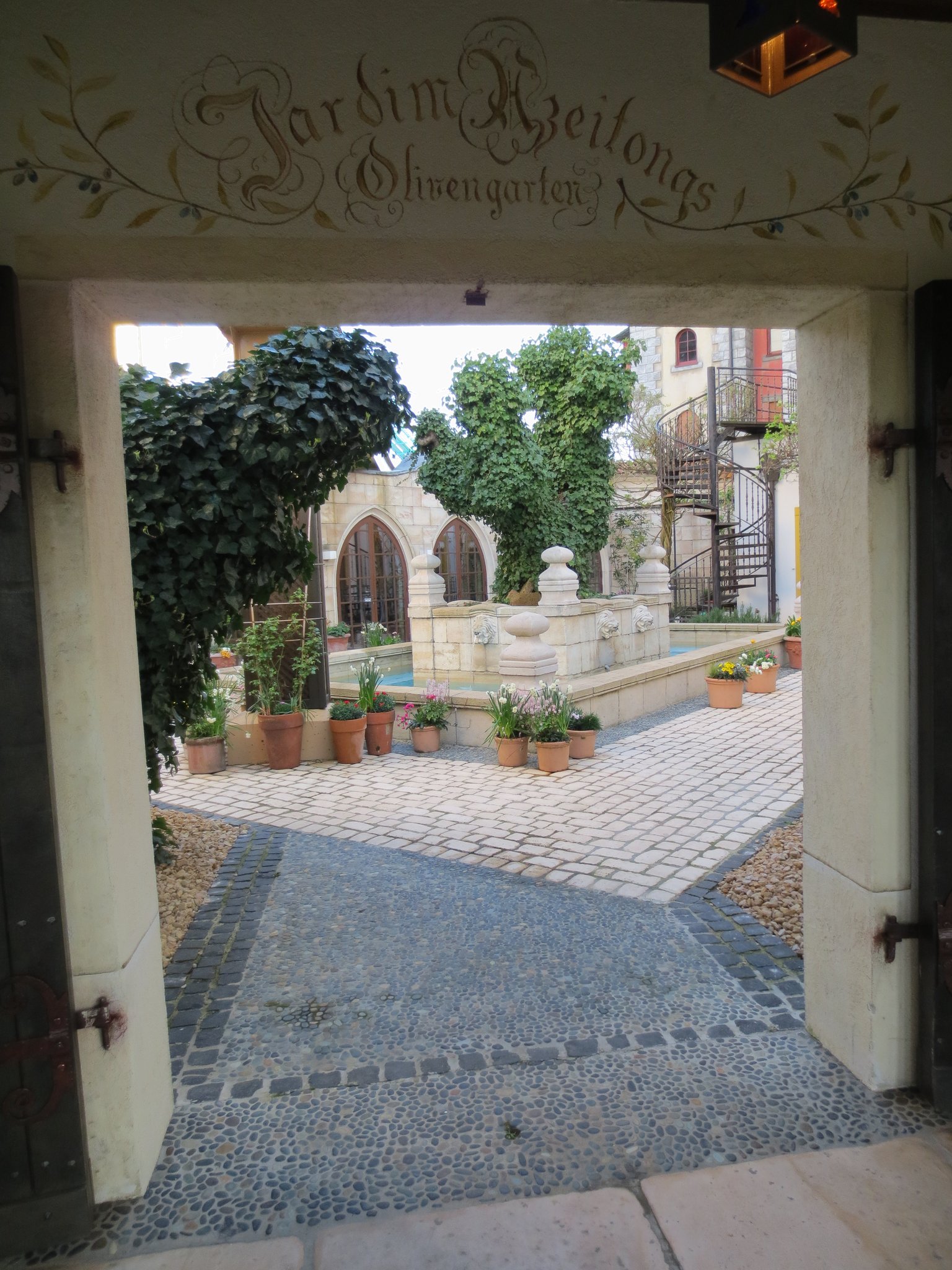 4-Sterne Superior Erlebnishotel „Santa Isabel“, Tor zum "Jardim Azeitonas" (Olivengarten)