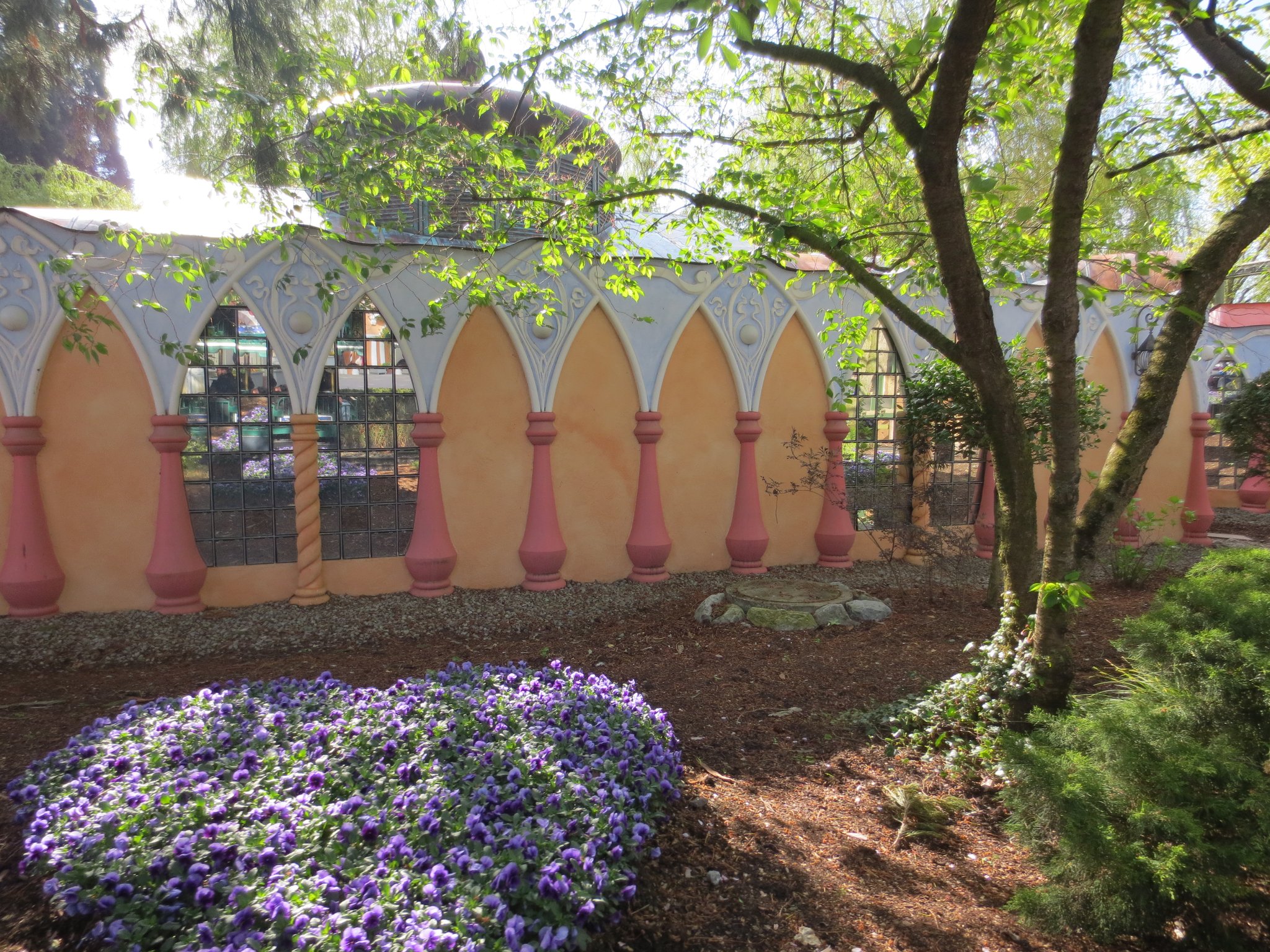 Das "Elfenland"; in der 1975 erbauten Panoramabahn durch den Park (erleben der Parkwelt im Bummelzug)