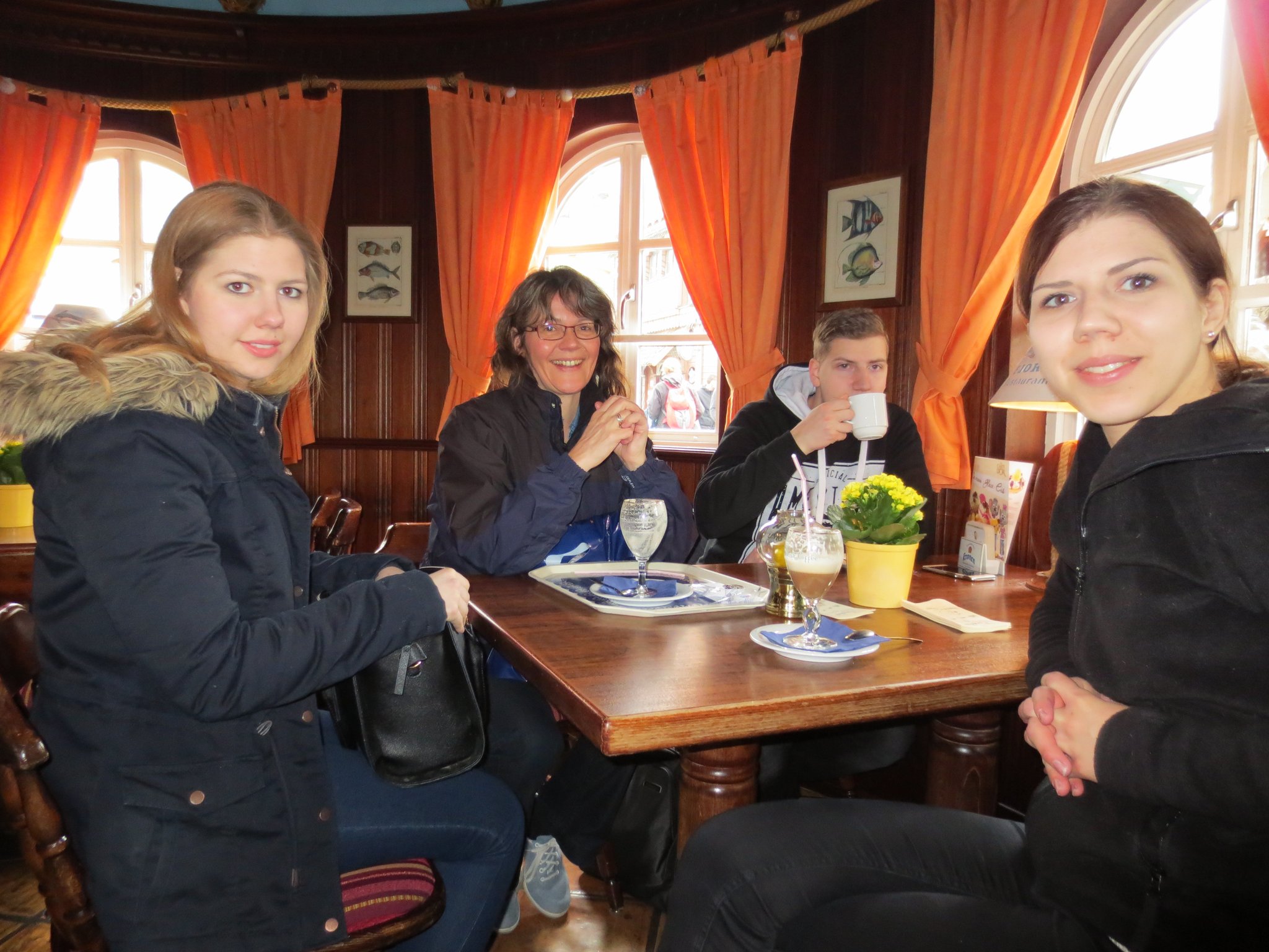 Geselliges Beisammensein im Restaurant Fjord im skandinavischen Themenbezirk