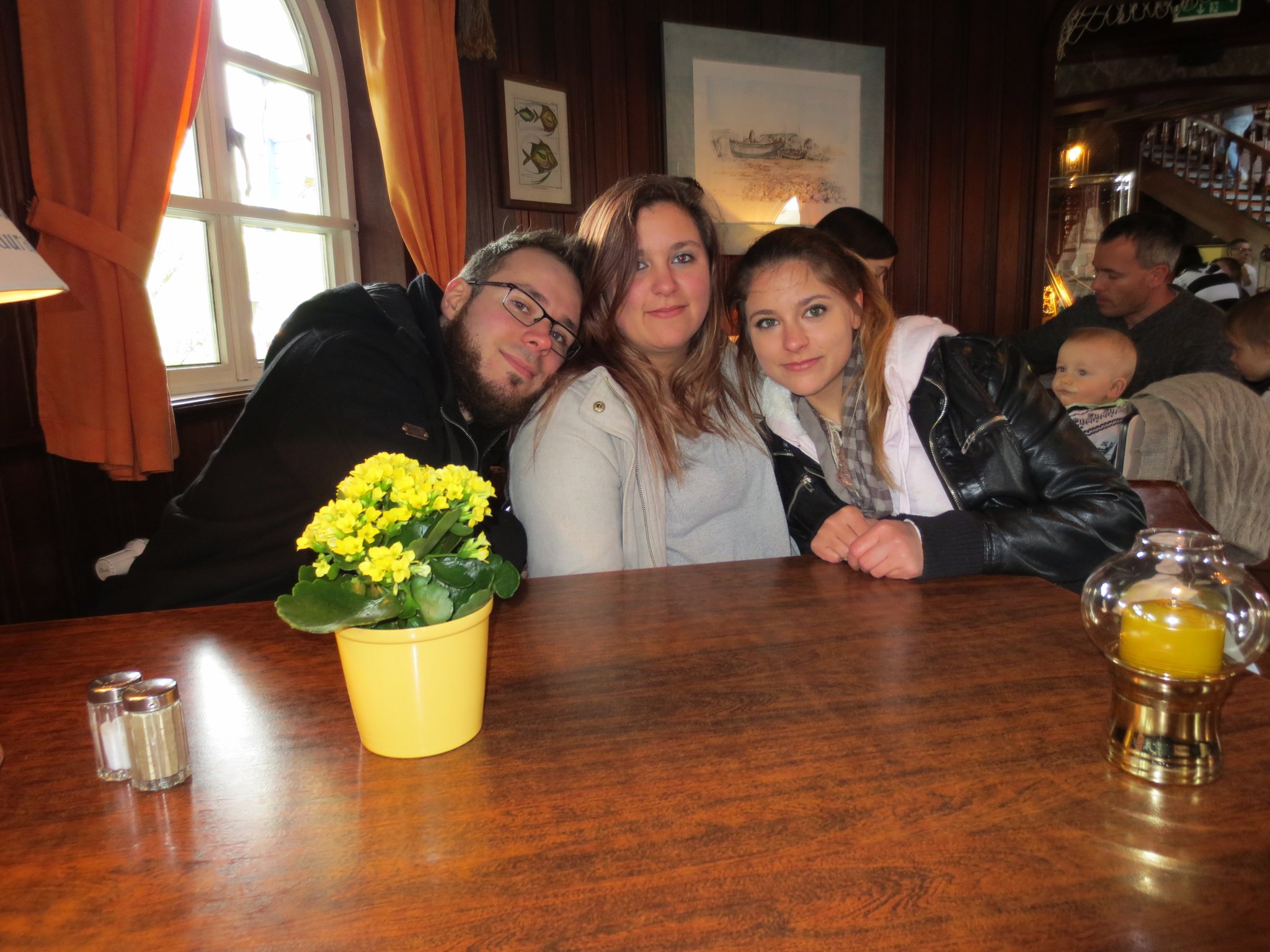 Geselliges Beisammensein im Restaurant Fjord im skandinavischen Themenbezirk