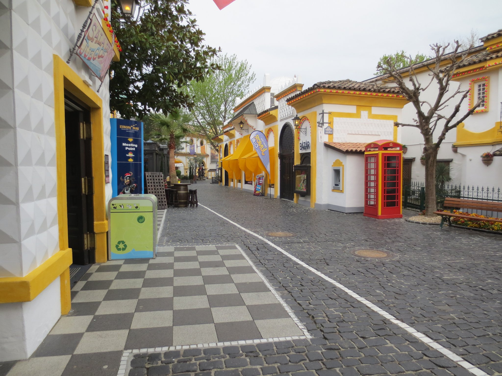Endlich im Park.., hier im spanischen Themenbezirk; Weiße Fassaden mit malerischen Türmchen, Blumen auf der Plaza, reich ziselierte Balkone, maurische Tore und Brunnen, Fayencen und Azulejos