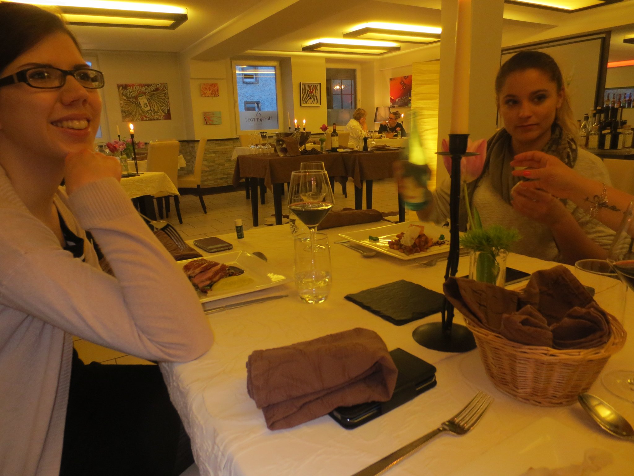 Geselliges Beisammensein beim Gourmet-Menu im Restaurant Heckenrose in Ringsheim