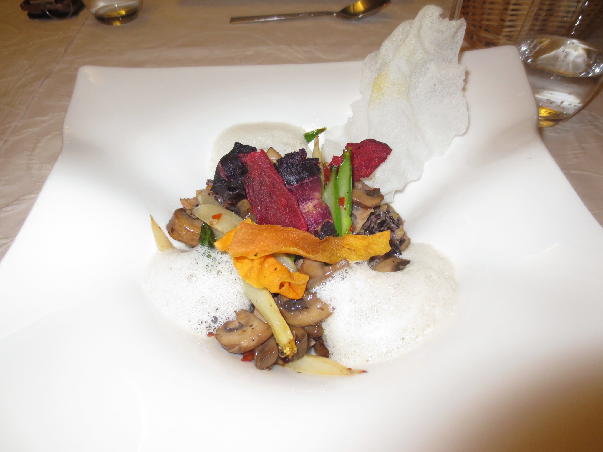 Mehrgangmenu im Hotel Restaurant Heckenrose: Im Bild "Bärlauchrisotto mit Gemüsechips"