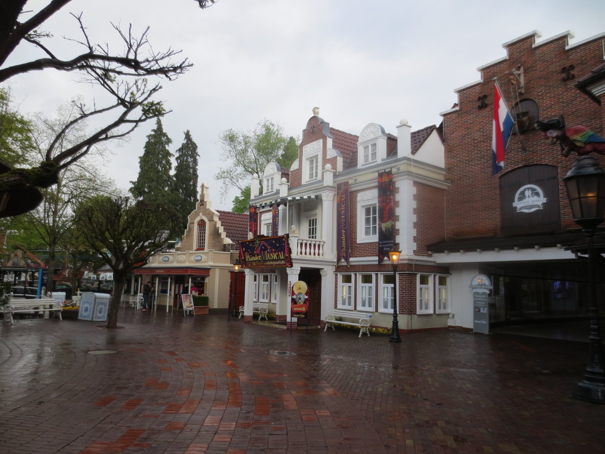 Im holländischen Themenbezirk: Während der Bootsfahrt „Piraten in Batavia“ hautnah den Überfall wilder Seeräuber auf eine friedliche Kolonie erleben (Piraten in Batavia)