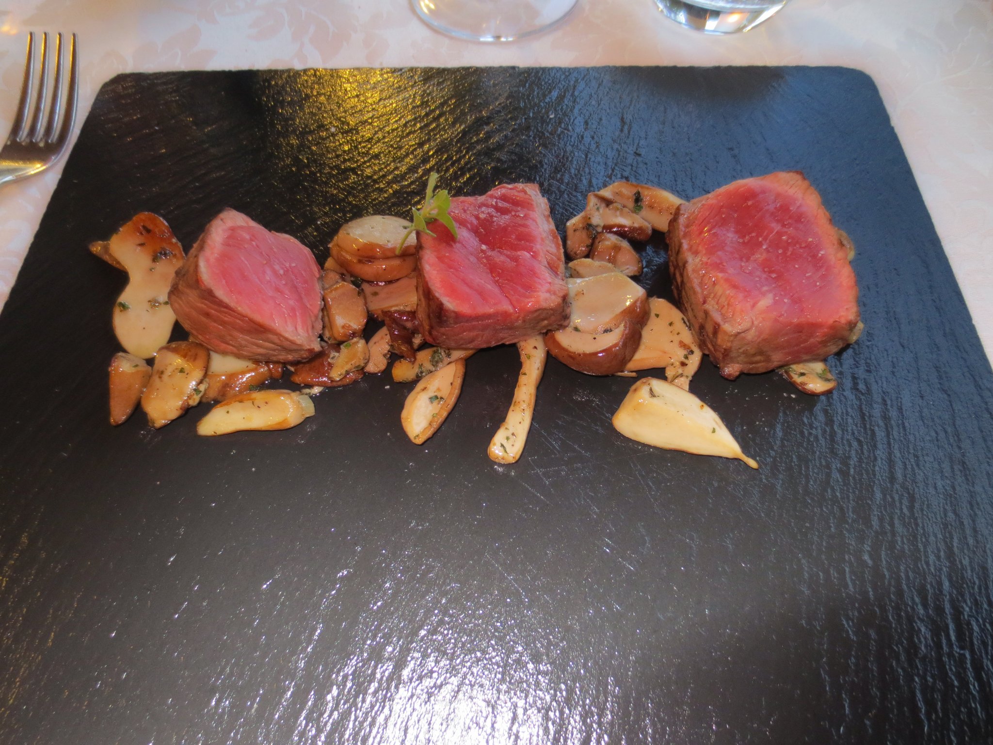 Controfiletto di Angus argentino e Funghi Porcini saltati: Ristorante "Borgo i Tre Baroni" 52010 Loc. Maggiona, Poppi AR