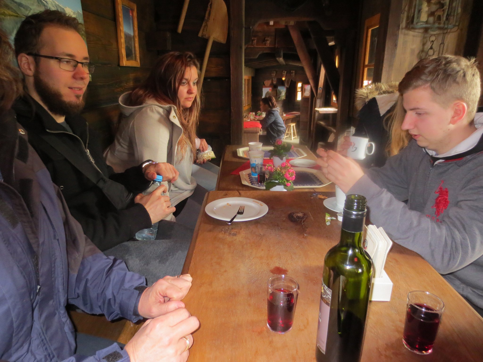 Im Walliser-Dorf (Schweizer Themenbereich); kleiner Nachmittags-Kaffee-Kuchen-Plausch