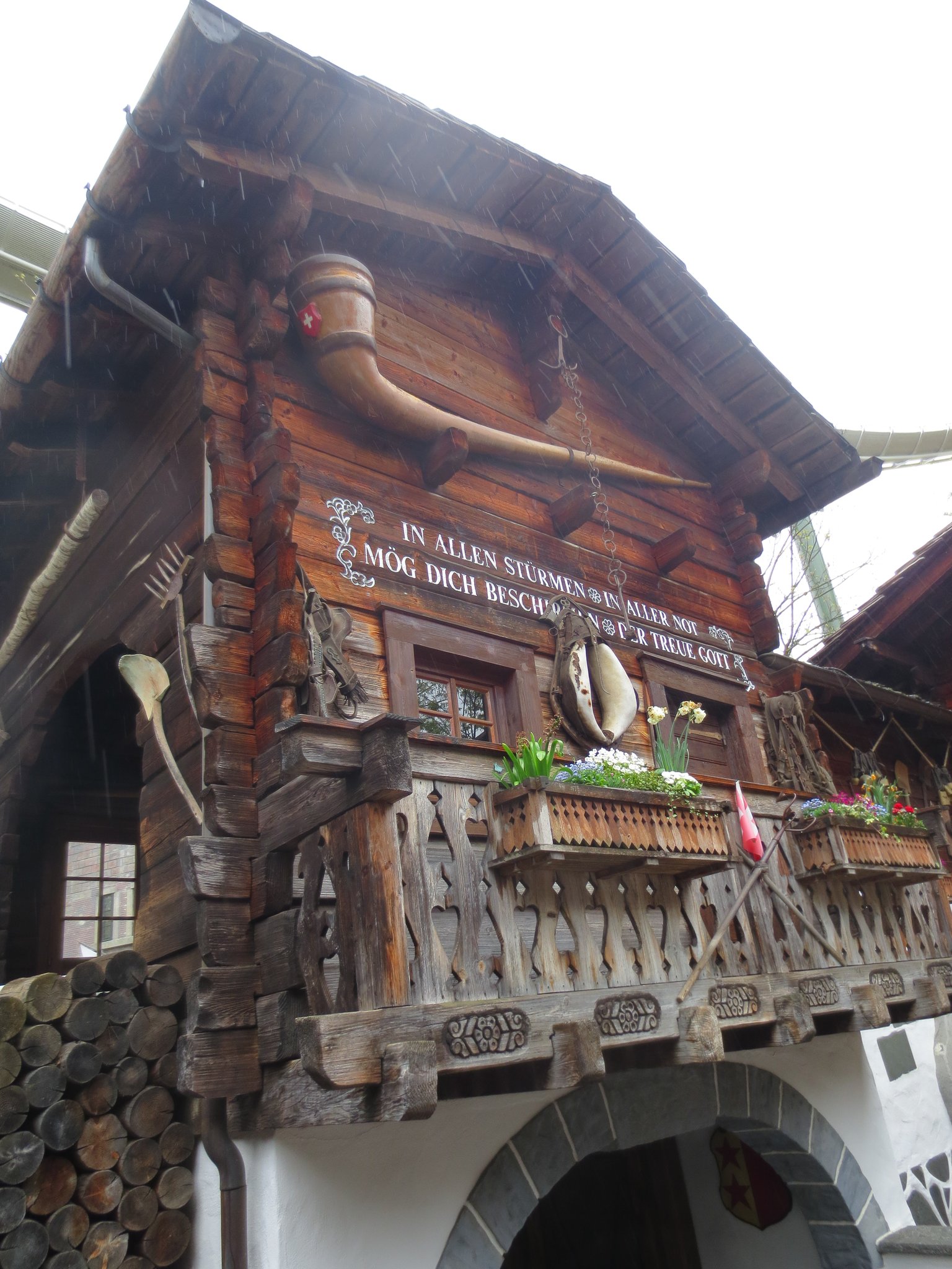 Im Schweizer Themenbezirk: Das Walliser-Dorf mit den Walliser Stuben