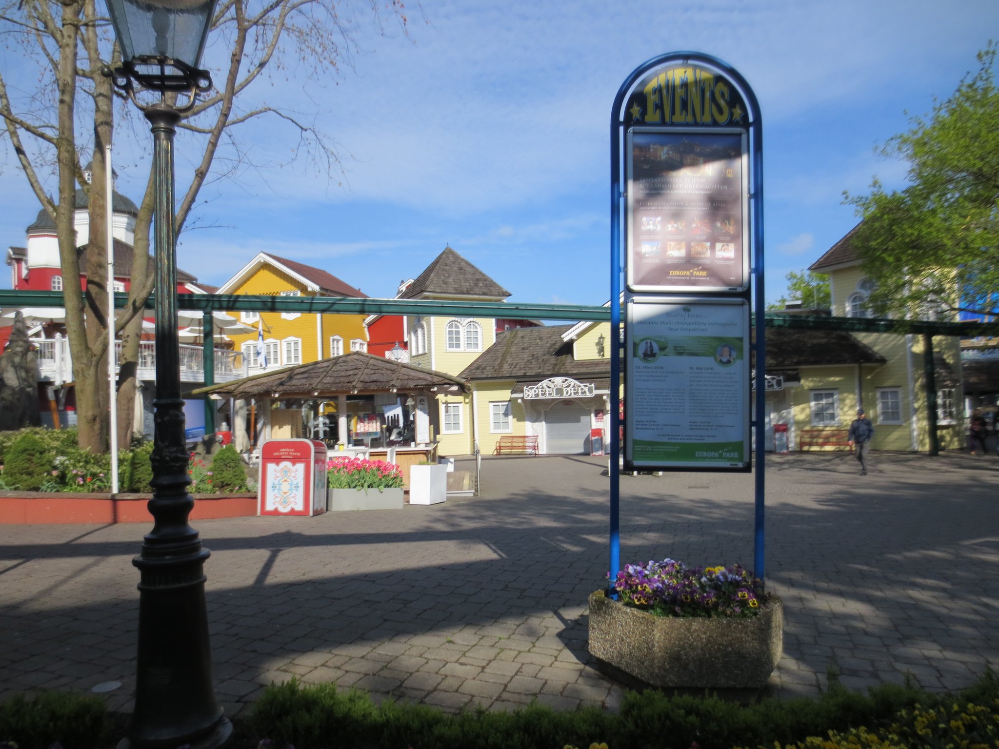 Der holländische Themenbezirk; in der 1975 erbauten Panoramabahn durch den Park (erleben der Parkwelt im Bummelzug)