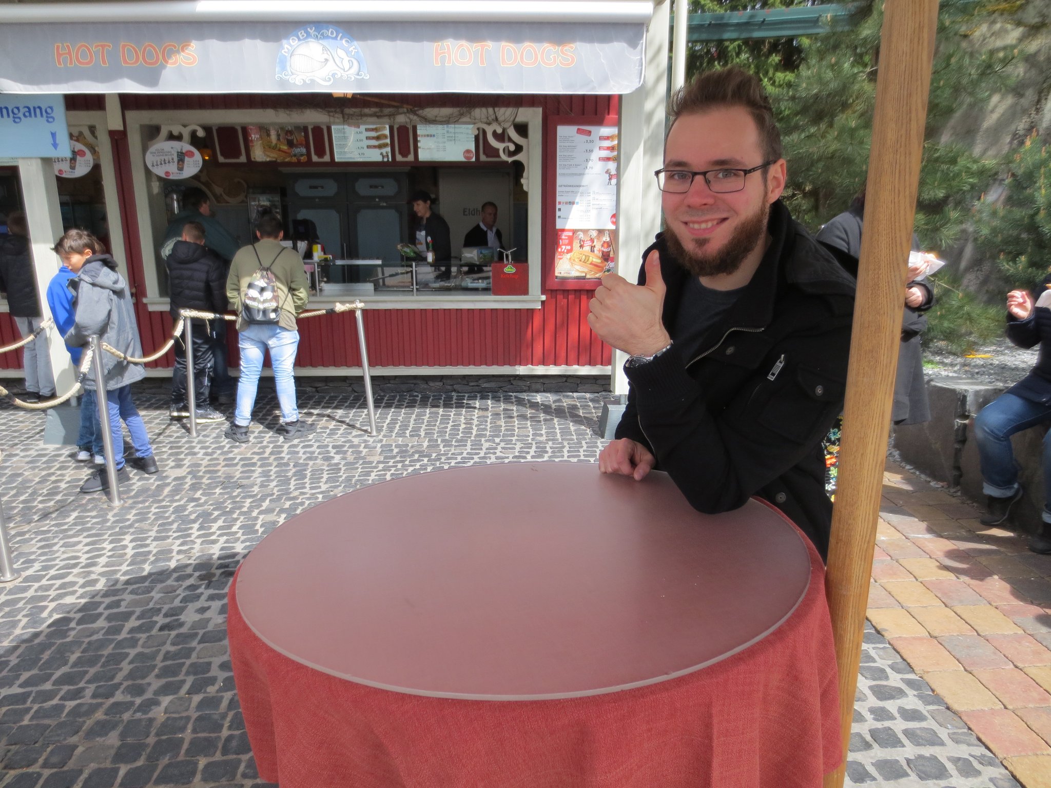 Kurze Pause am Hot-Dog-Stand: Im isländischen Themenbezirk (ein Ort, an dem Mythologie und Zukunft aufeinandertreffen)