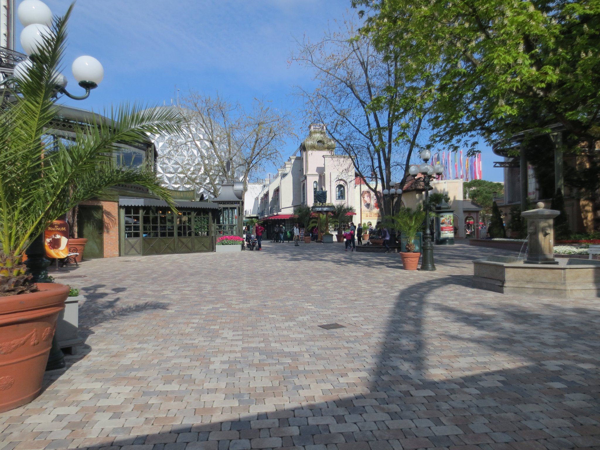Der französische Themenbezirk; in der 1975 erbauten Panoramabahn durch den Park (erleben der Parkwelt im Bummelzug)
