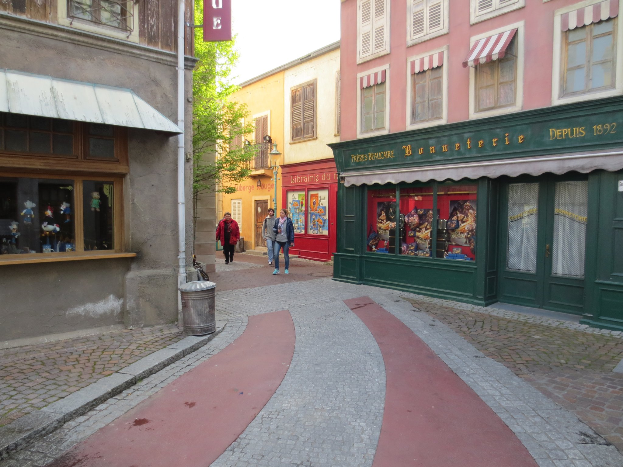 Zwischen einem dem elsässischen Stil nachempfundenen Gässchen und der Filmkulissenstraße befindet sich das "Quartier Français" mit dem typisch französischen Flair