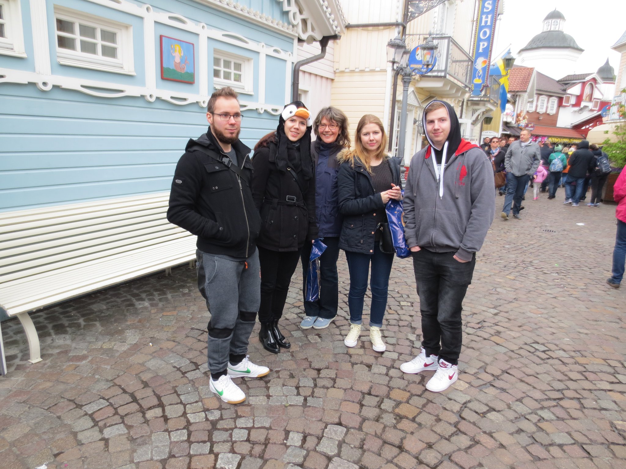 Im skandinavischen Themenbezirk: Herrlich, der Blick auf die farbenfrohen Holzhäuser am tosenden Wildbach