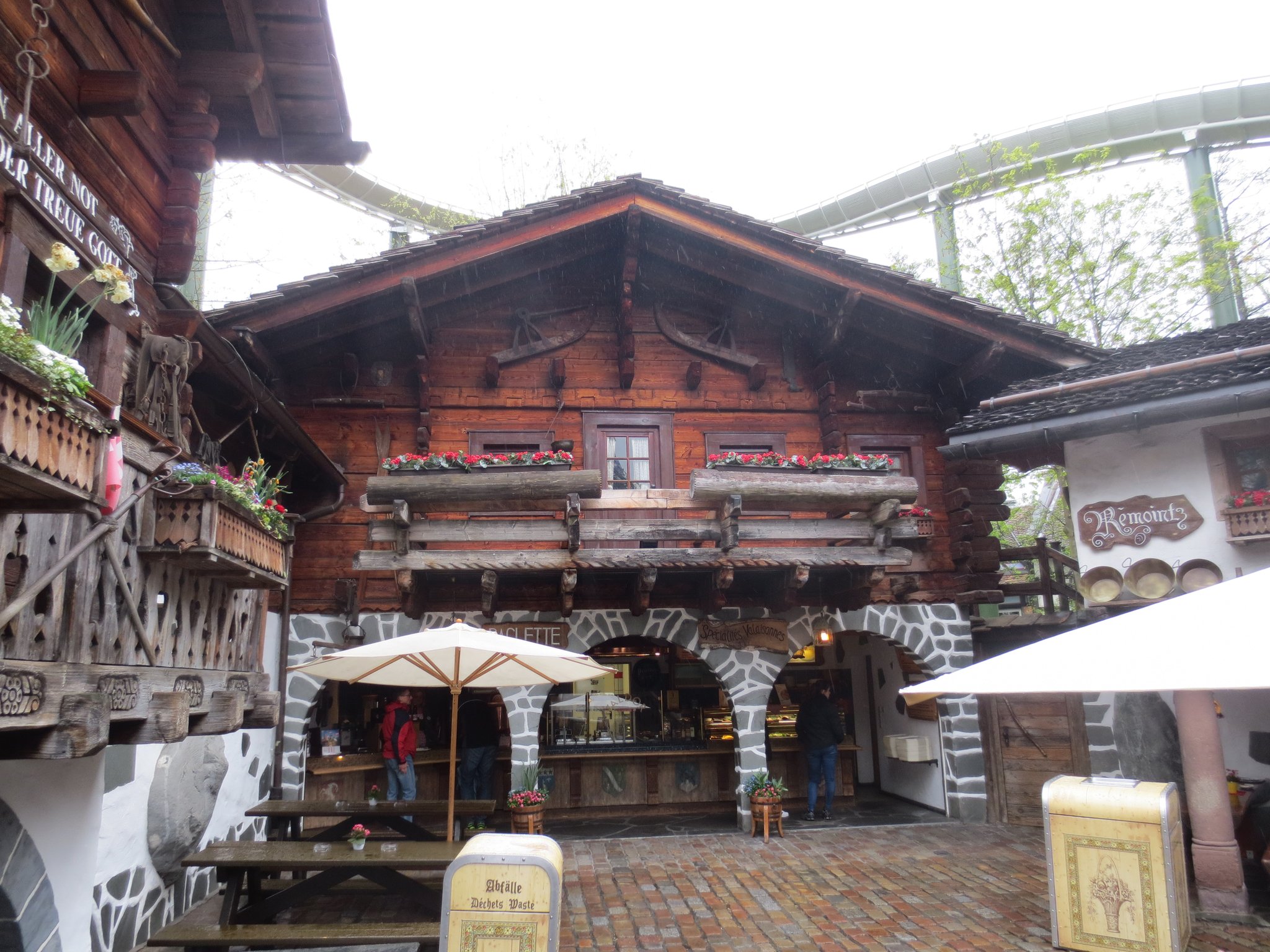 Im Schweizer Themenbezirk: Das Walliser-Dorf mit den Walliser Stuben