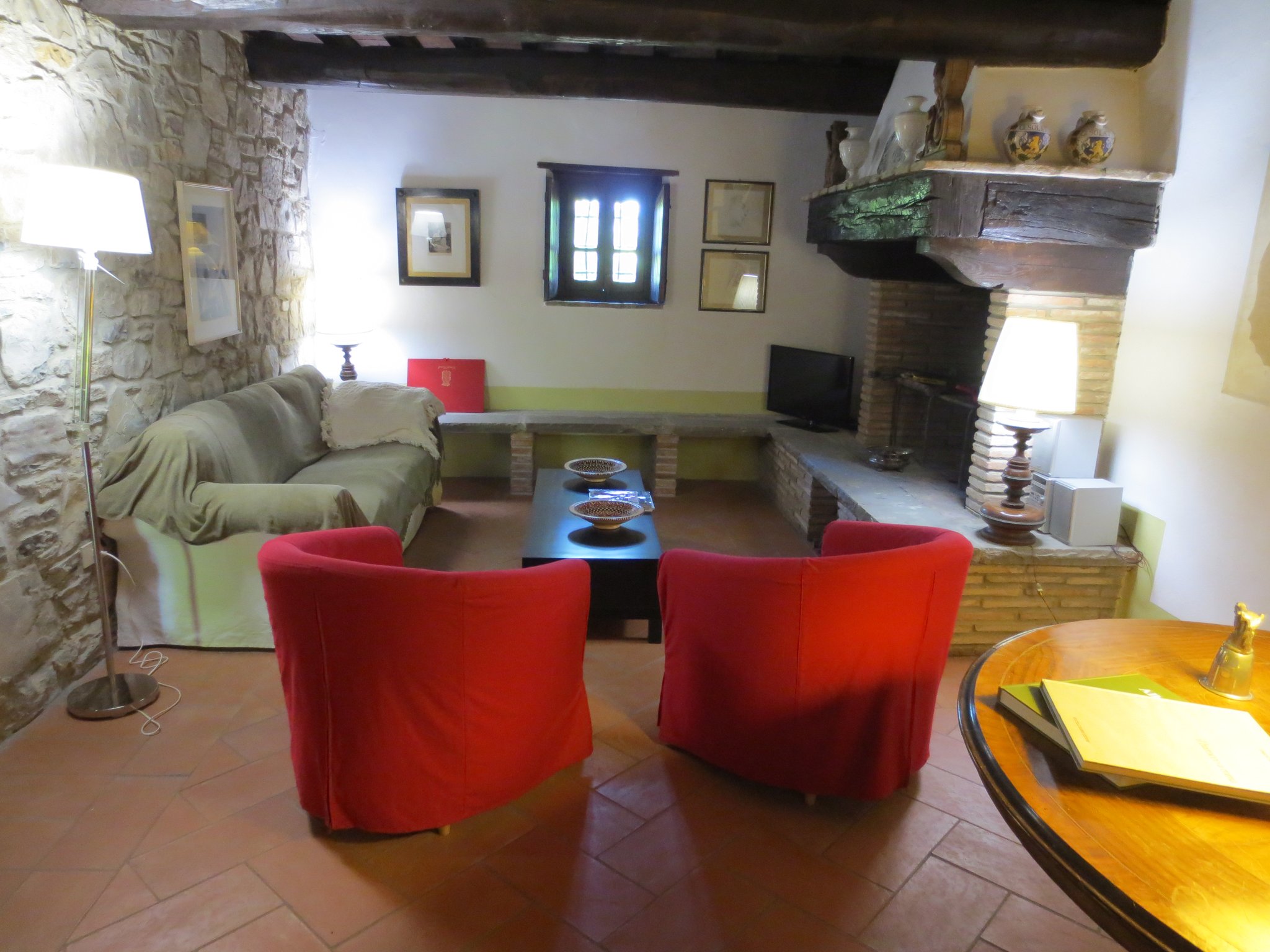 Unser Ferienanwesen: Villa Casale di Renata, Loc. La Casa (Rassina) - 270 qm Innenraum (Wohnzimmer 1)