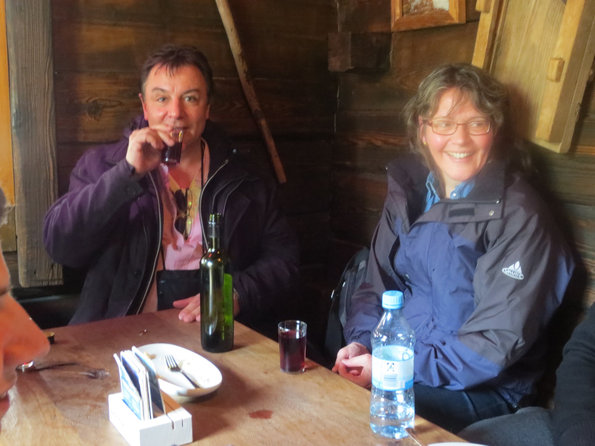 Im Walliser-Dorf (Schweizer Themenbereich); kleiner Nachmittags-Kaffee-Kuchen-Plausch (aber auch ein klein wenig Rotwein)