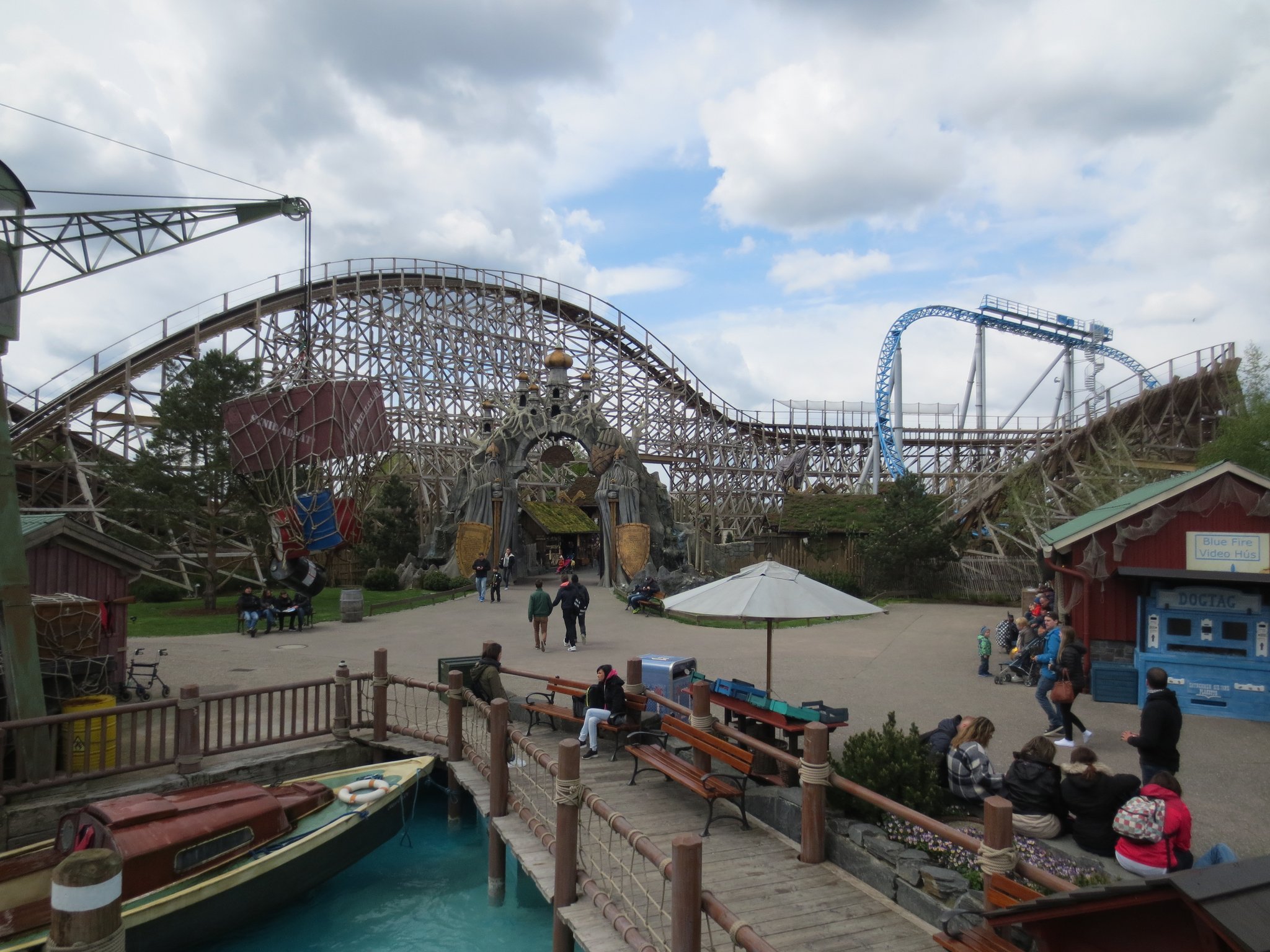 Im isländischen Themenbereich wartet ein wahrhaft göttliches Vergnügen auf die Besucher: Der „Wodan - Timburcoaster“ ist eine gigantische Holzachterbahn, die ein unvergleichliches Fahrerlebnis bietet.