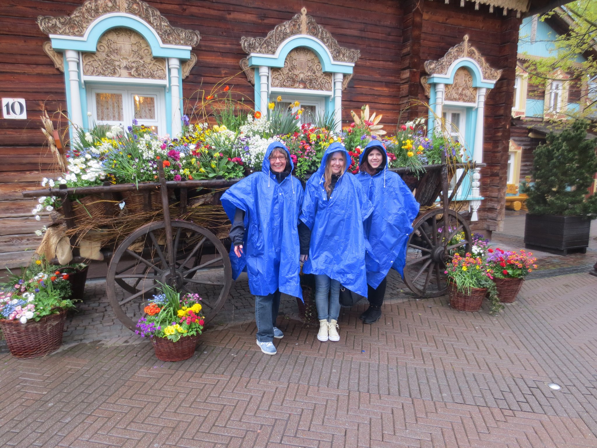 Im russischen Themenbezirk: Faszination Russland: Das rosa Tor zum russischen Dorf prahlt mit goldenen Kuppeln. Kunstvoll verzierte Datscha-Fassaden, bemalte Säulen und goldene Zwiebeltürmchen beschwören die schimmernde Pracht des Zarenreichs.