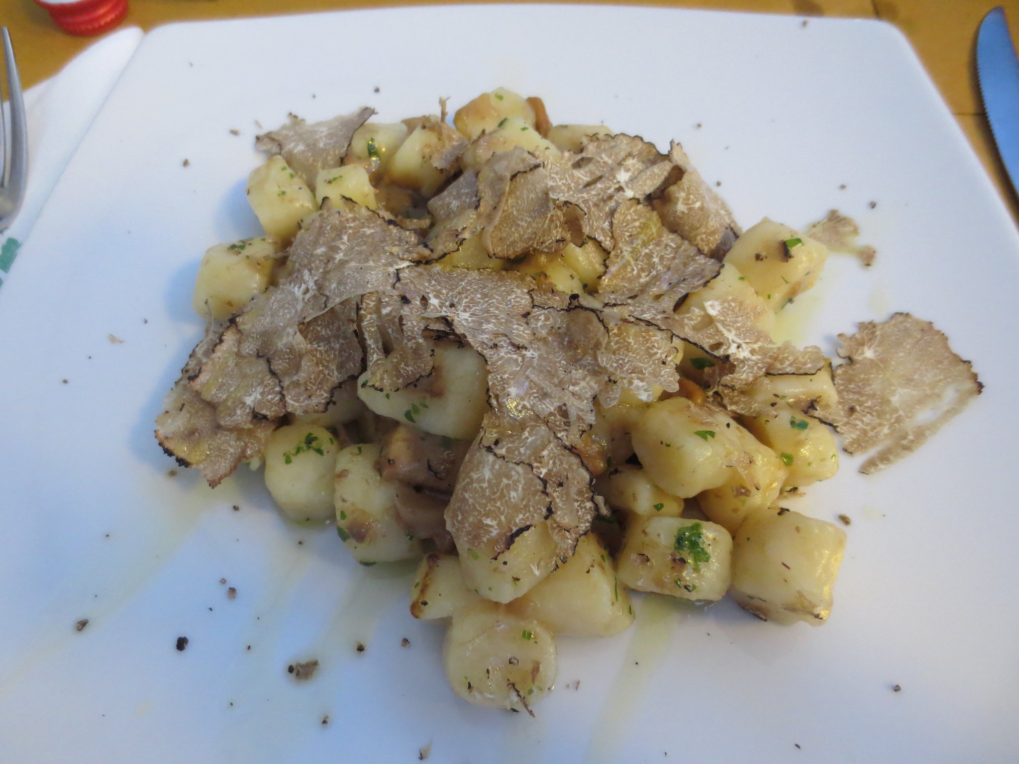 Gnocchi di Patate con Funghi Porcini e Tartufo Estivo del Casentino.., auf kulinarischer Erkundung in Soci (Ristorante "La Vite", di Ghelli Cesare, Via del Lanificio 2/4, I-52010 Soci/Ar; Geheimtipp!)