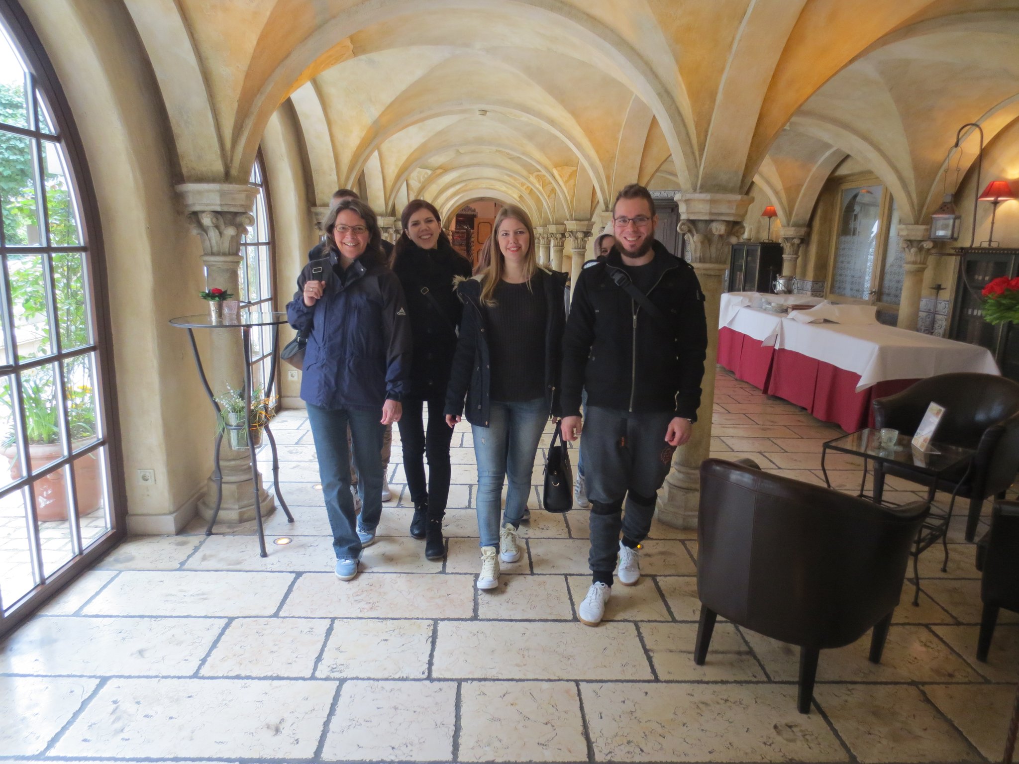 4-Sterne Superior Erlebnishotel „Santa Isabel“, erbaut im Stil eines portugiesischen Klosters (hier auf dem Weg zum Parkeingang)