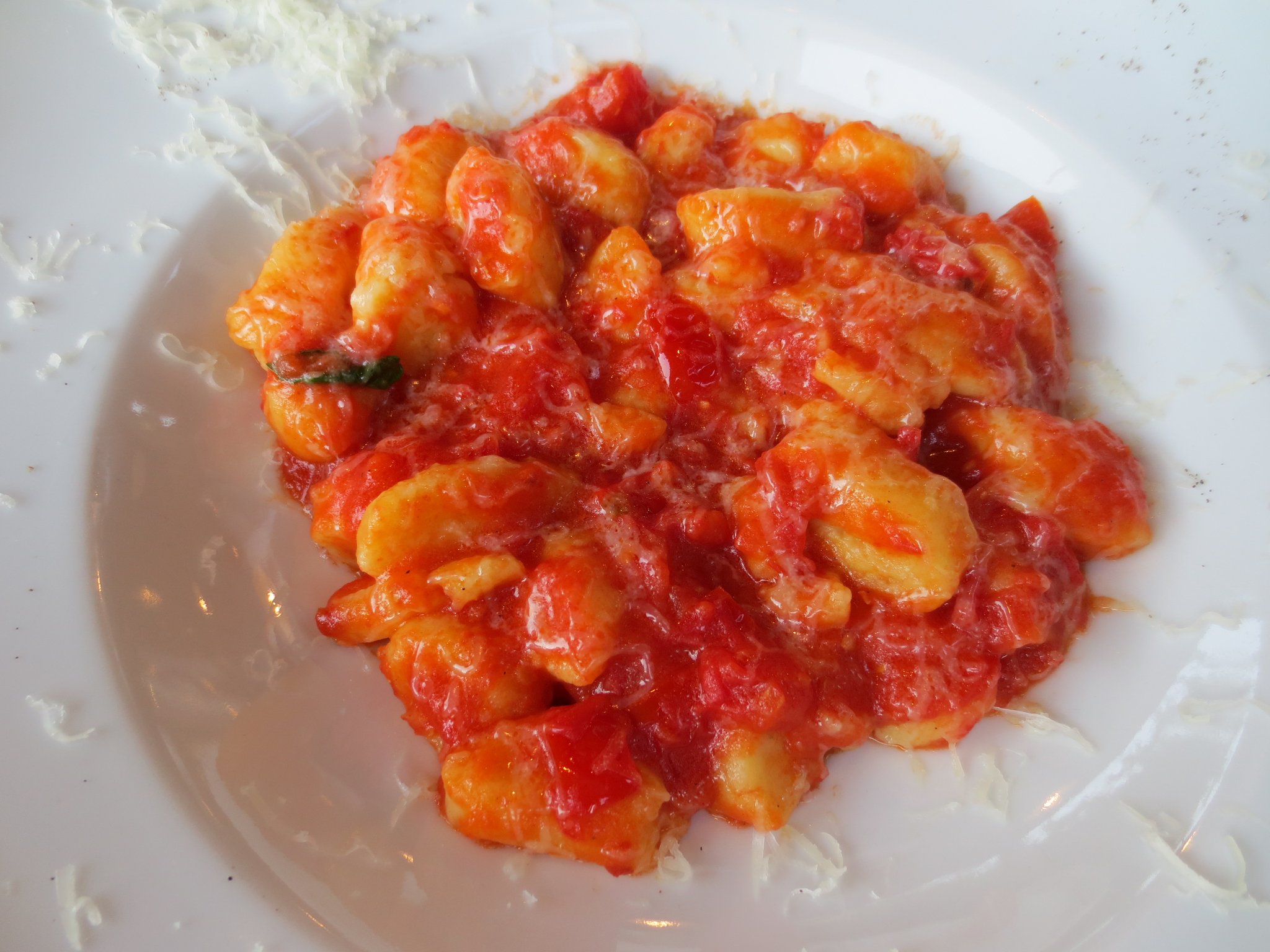 Topini di Ricotta al pomodoro fresco e basilico.., auf kulinarischer Erkundung in Rassina (Osteria il Toscano, Via Vittorio Emanuele 61, Castel Focognano, Rassina/AR; von den Gerichten waren wir nur teilweise begeistert)