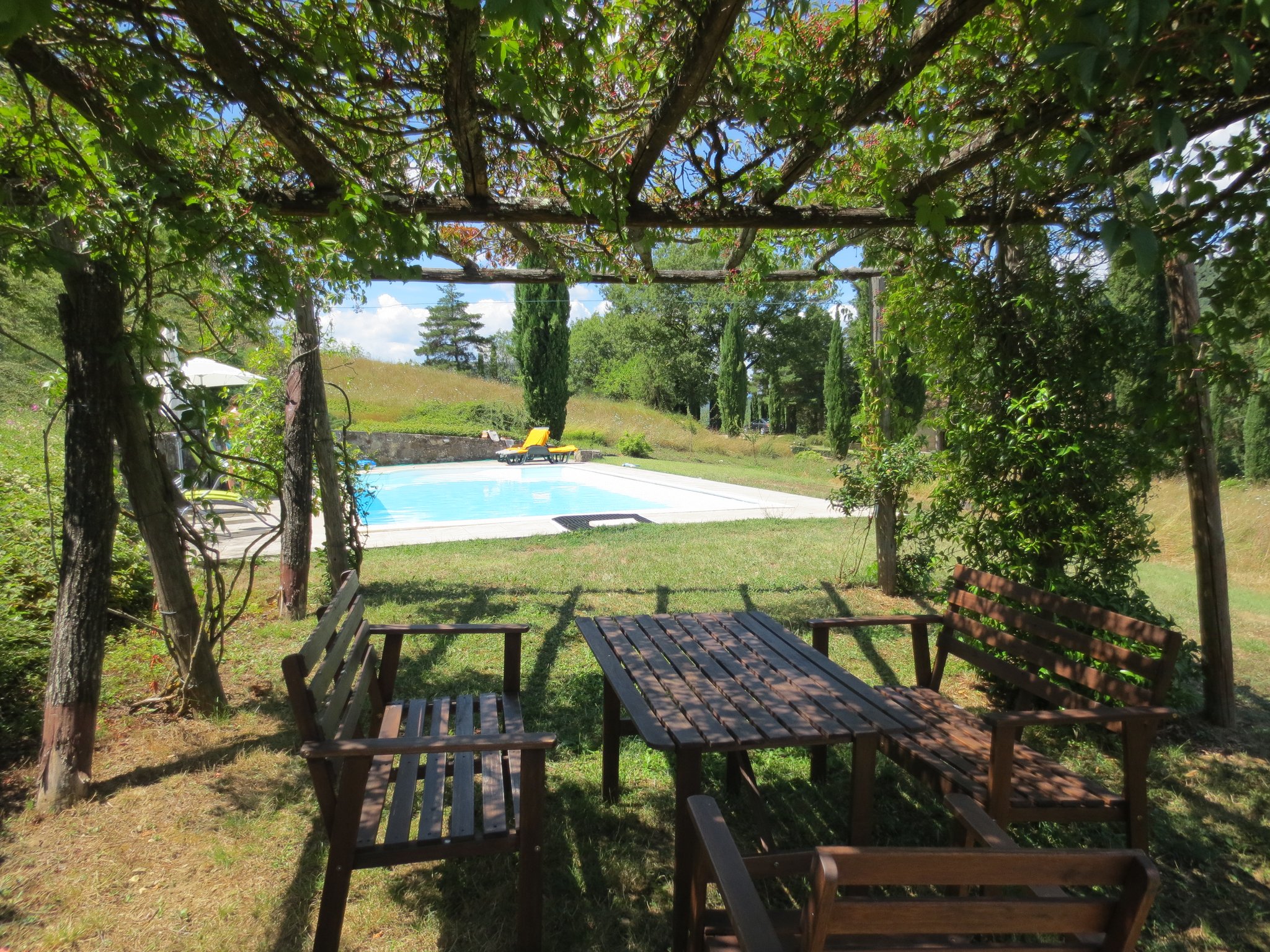 Unser Ferienanwesen: Villa Casale di Renata, Loc. La Casa (Rassina) - Pergola beim Swimming-Pool