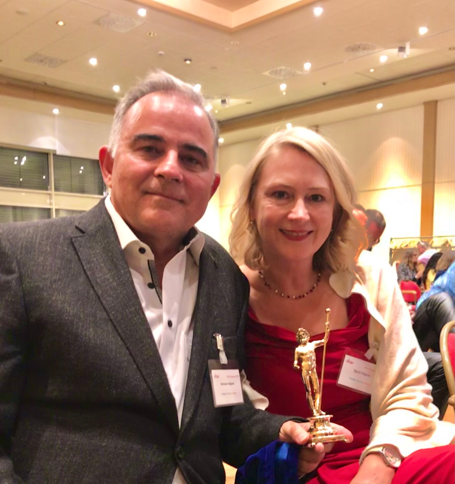 Michael Allgeier und Siri Allgeier mit goldenem Jupiter