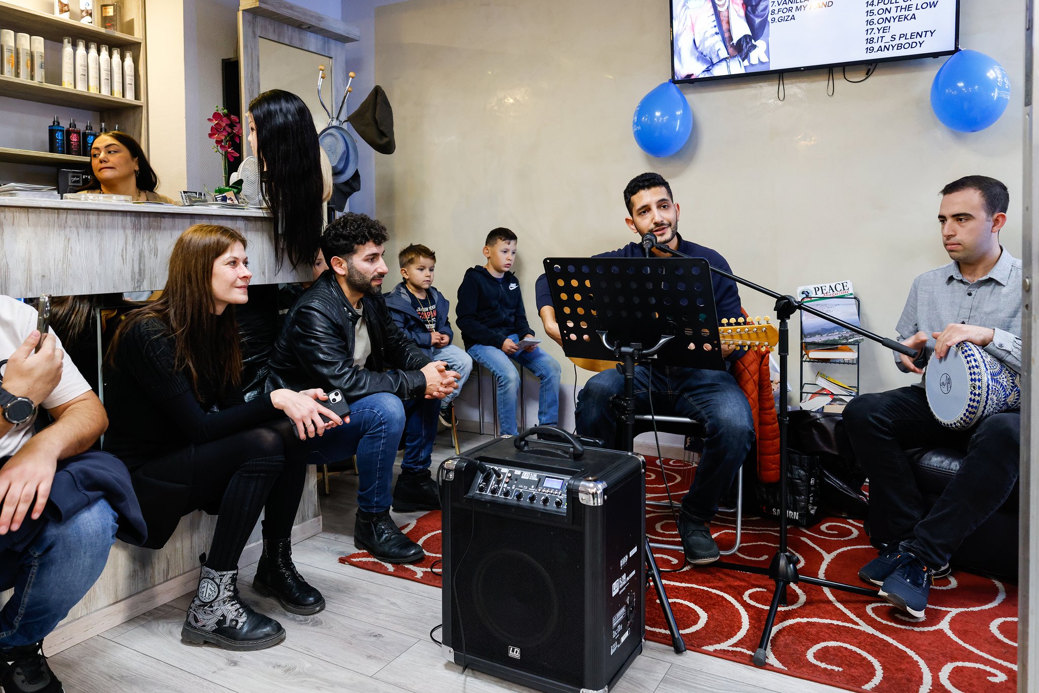 Zen Ibrahim im Friseur Rosebowl, Foto: Antonia Richter