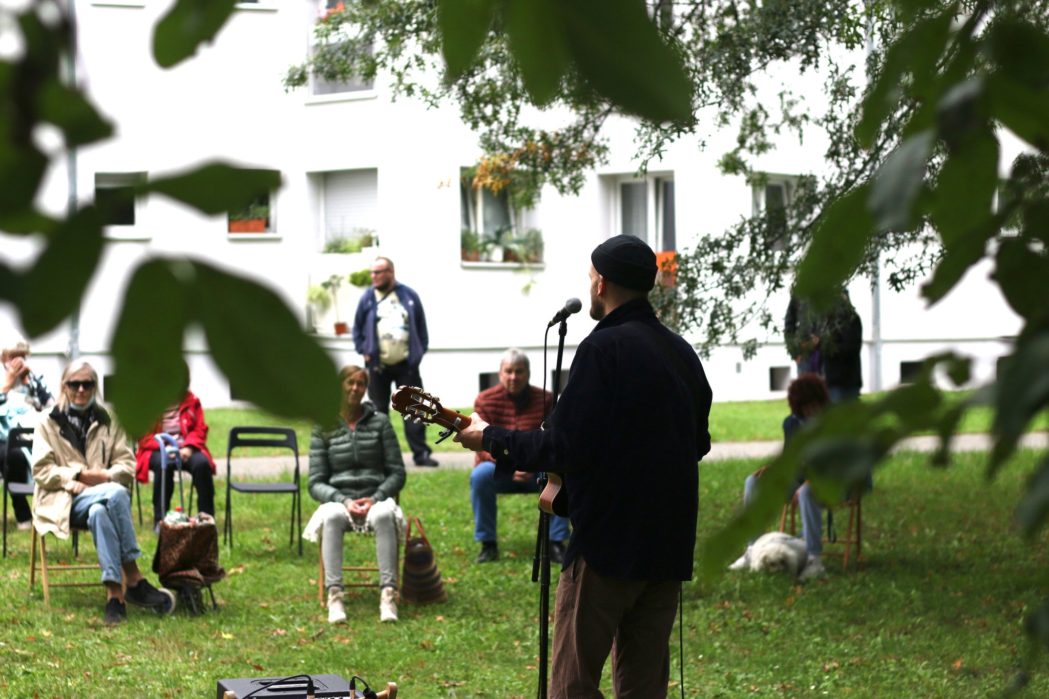 "Johannes Rosenstock" auf der Wiese vor dem Wohn!Aktiv-Haus, Foto: Alicia Losekandt