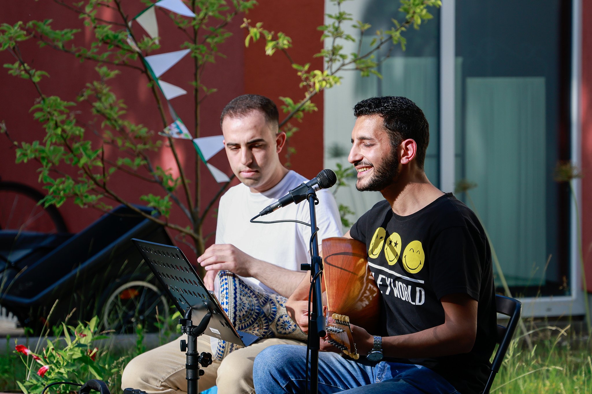 Zen Ibrahim im Garten vom Mehrgenerationenhaus, Foto: Antonia Richter