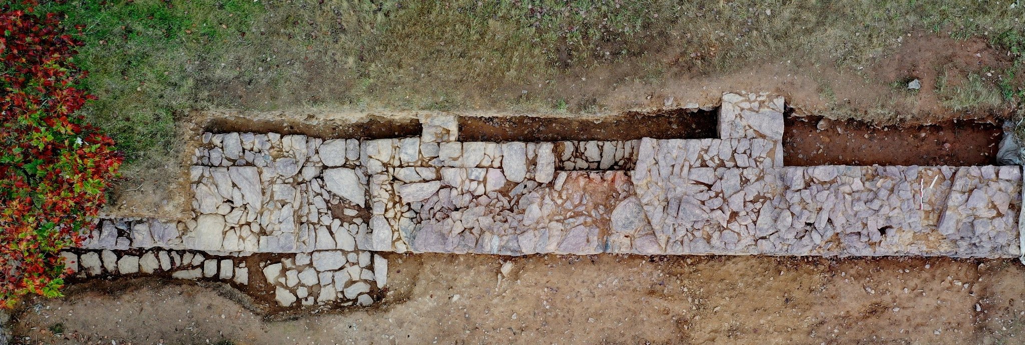 Vue de drone : porte, cheminée, archère...