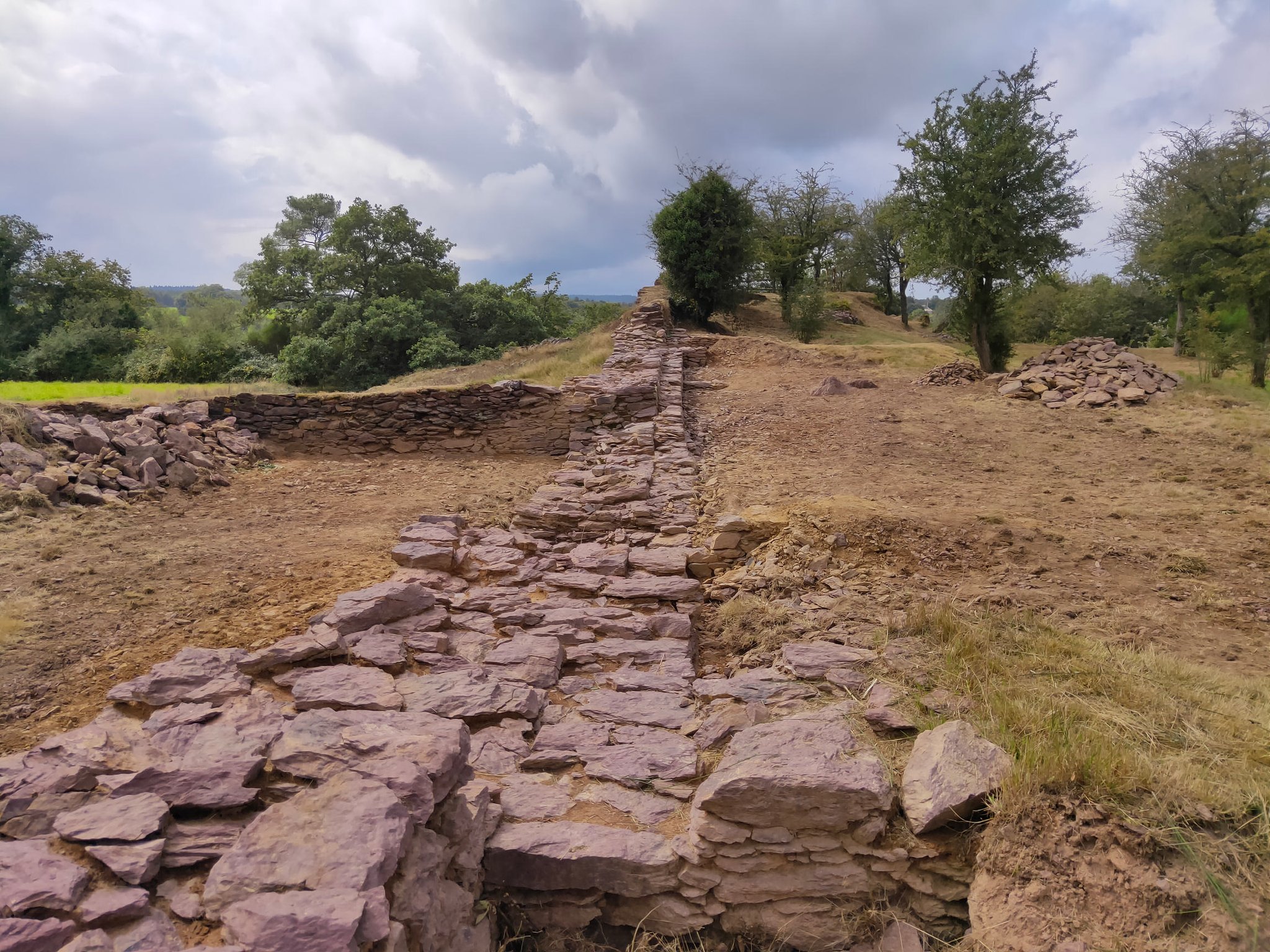 le sol abaissé permet de mettre en valeur la muraille