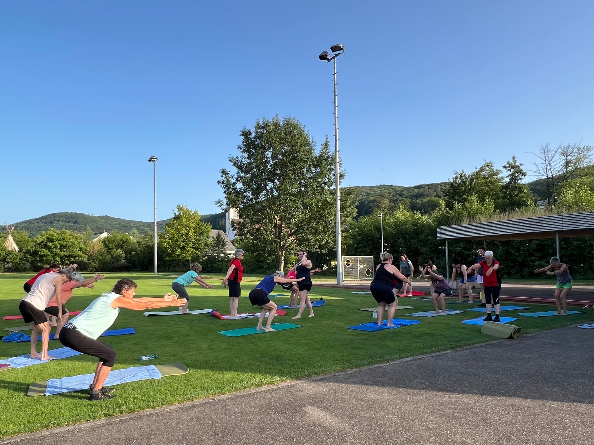 Pilates unter freiem Himmel